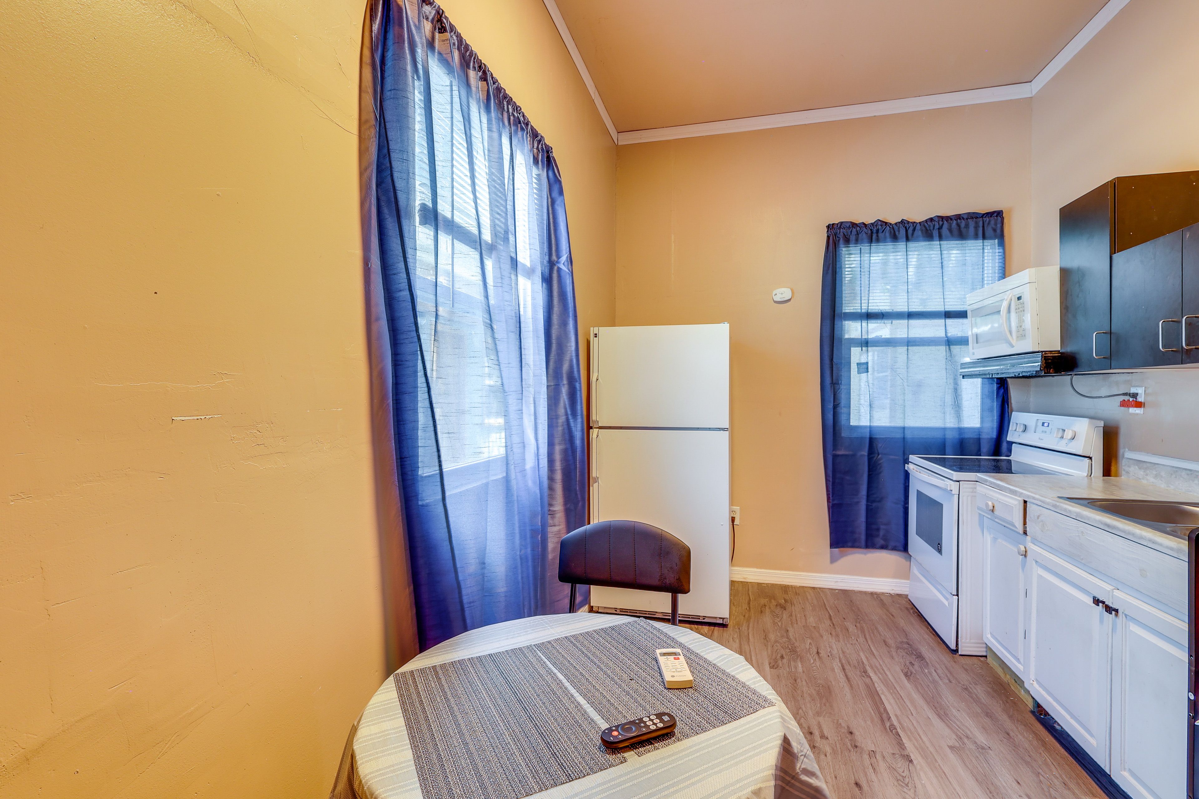 Studio | Dining Area | Dishware/Flatware Provided