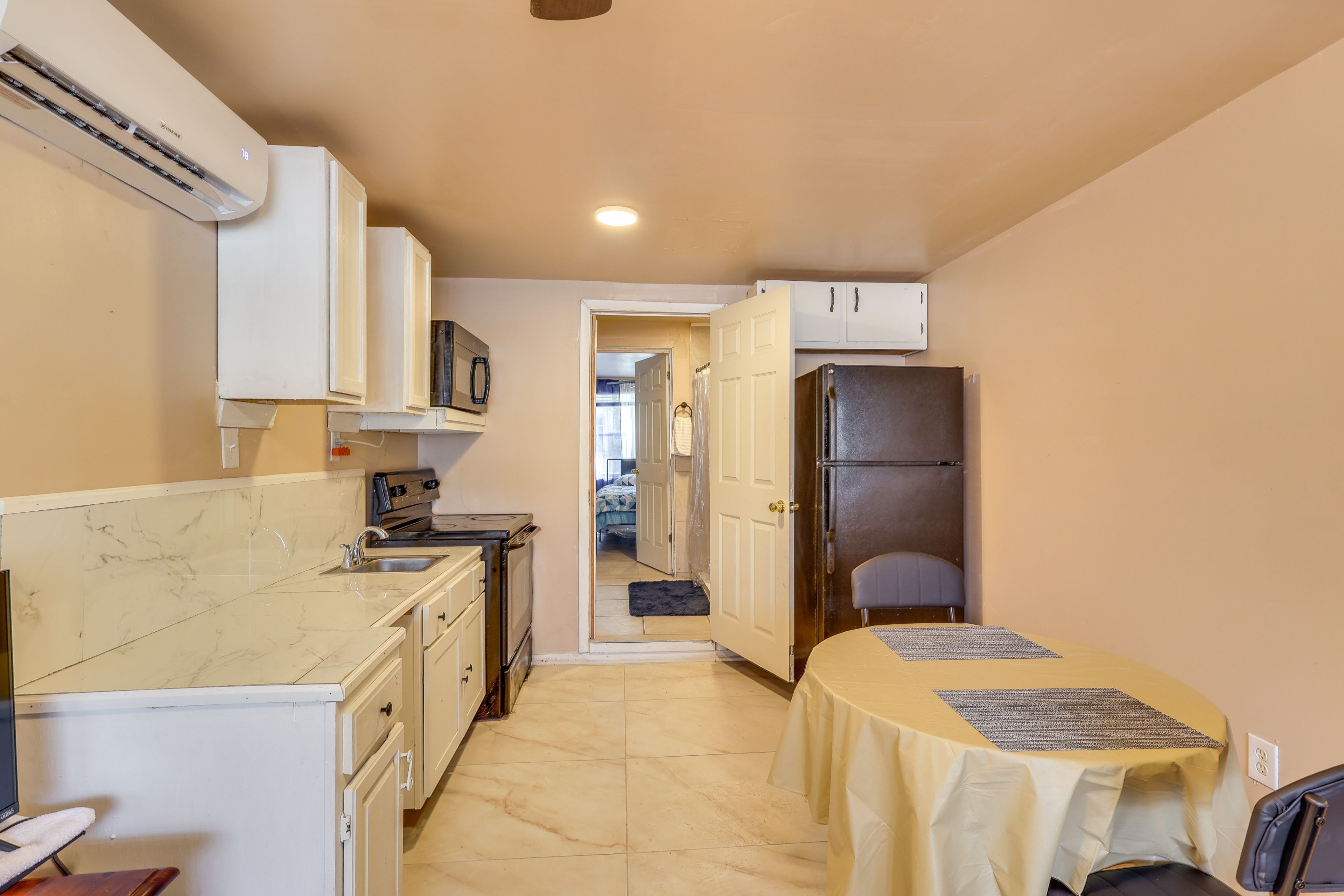 Apartment | Dining Area | Dishware/Flatware Provided
