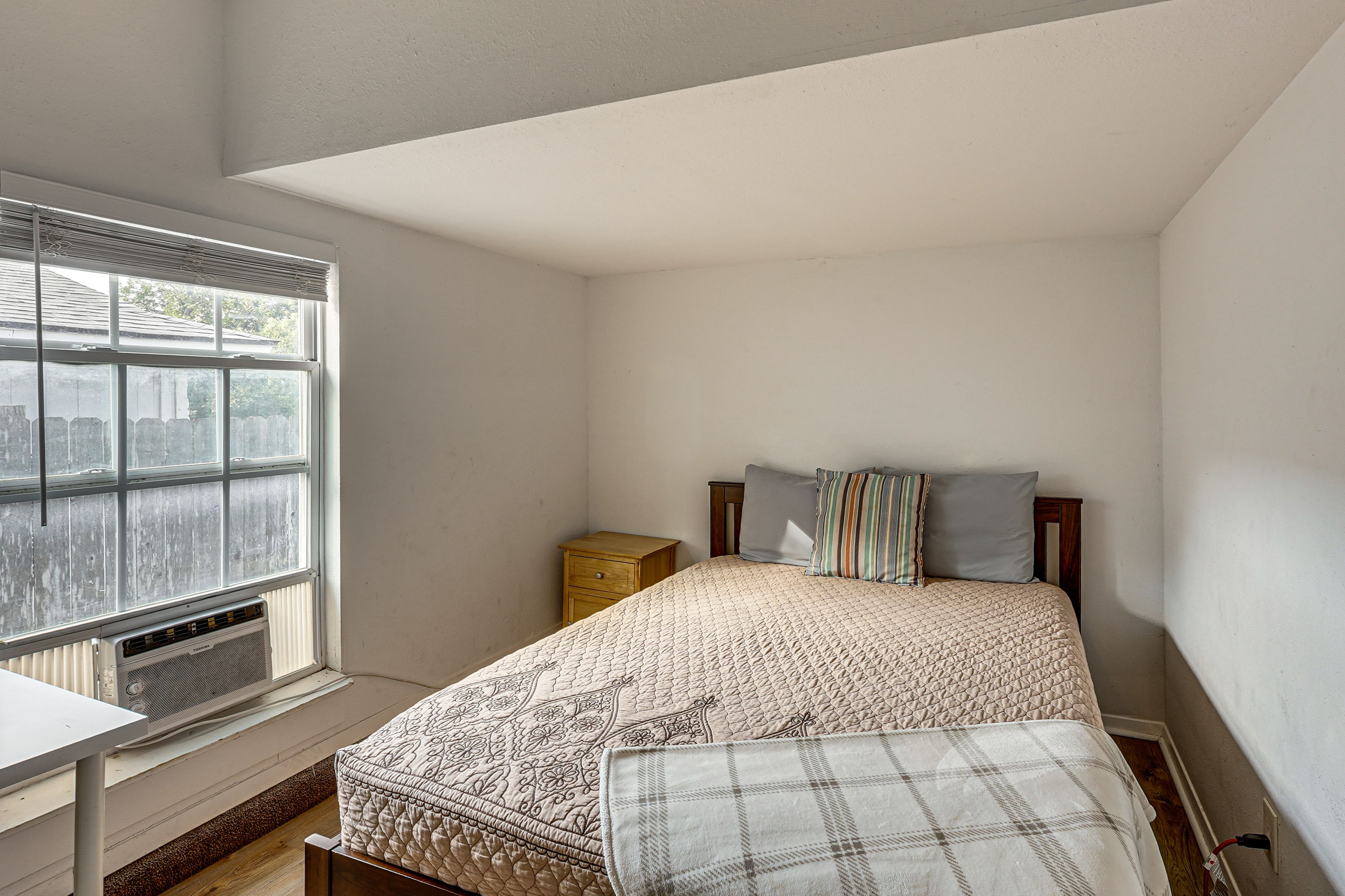 Bedroom 4 | Queen Bed