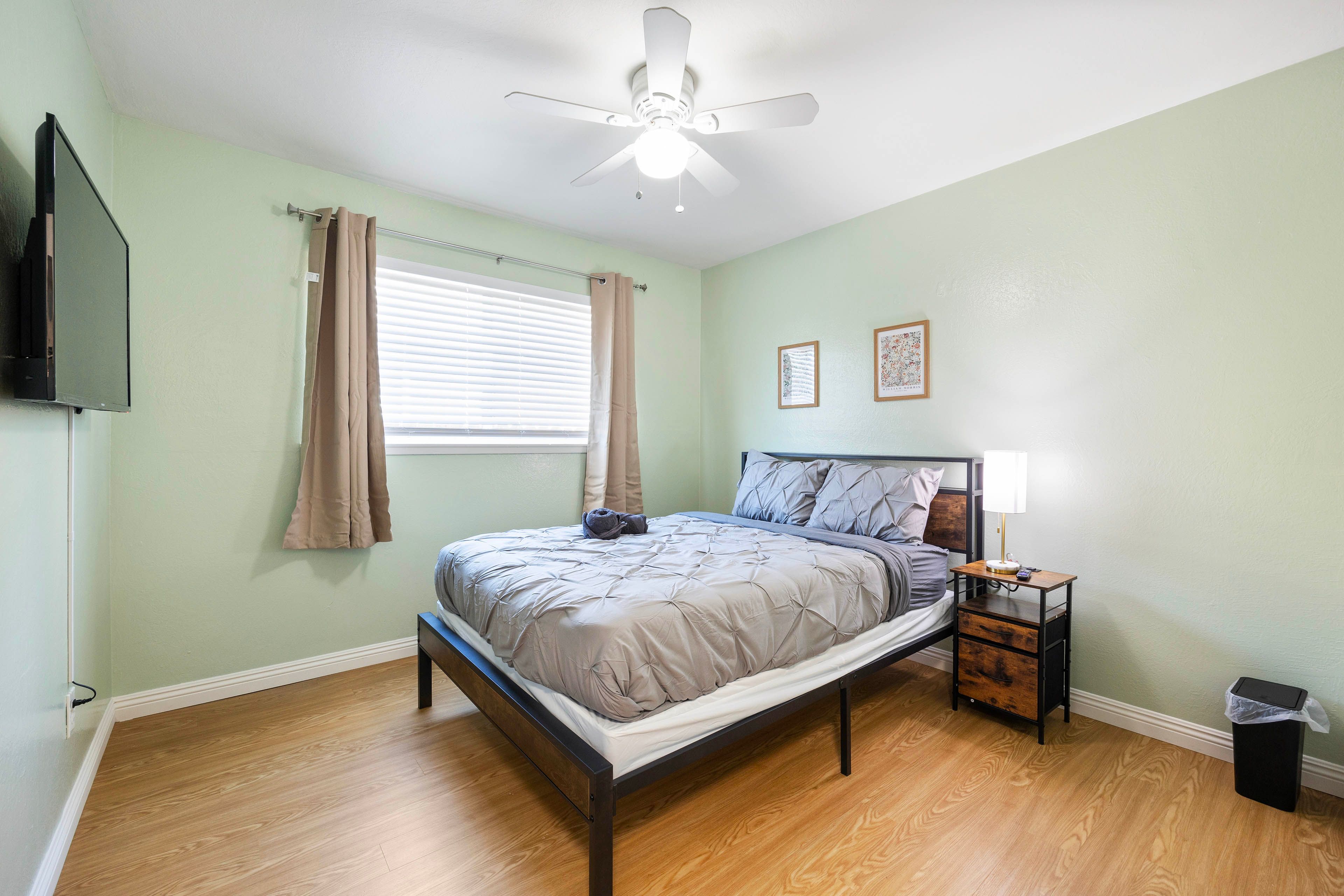 Bedroom | Queen Bed