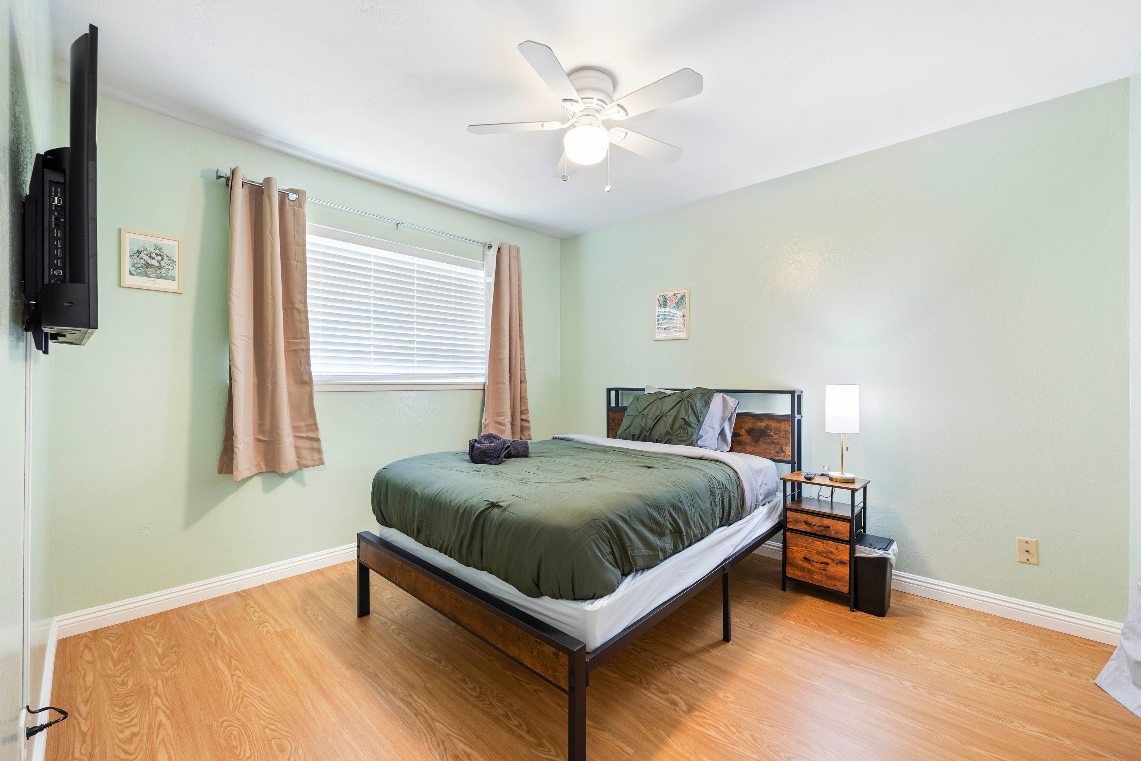 Bedroom | Queen Bed