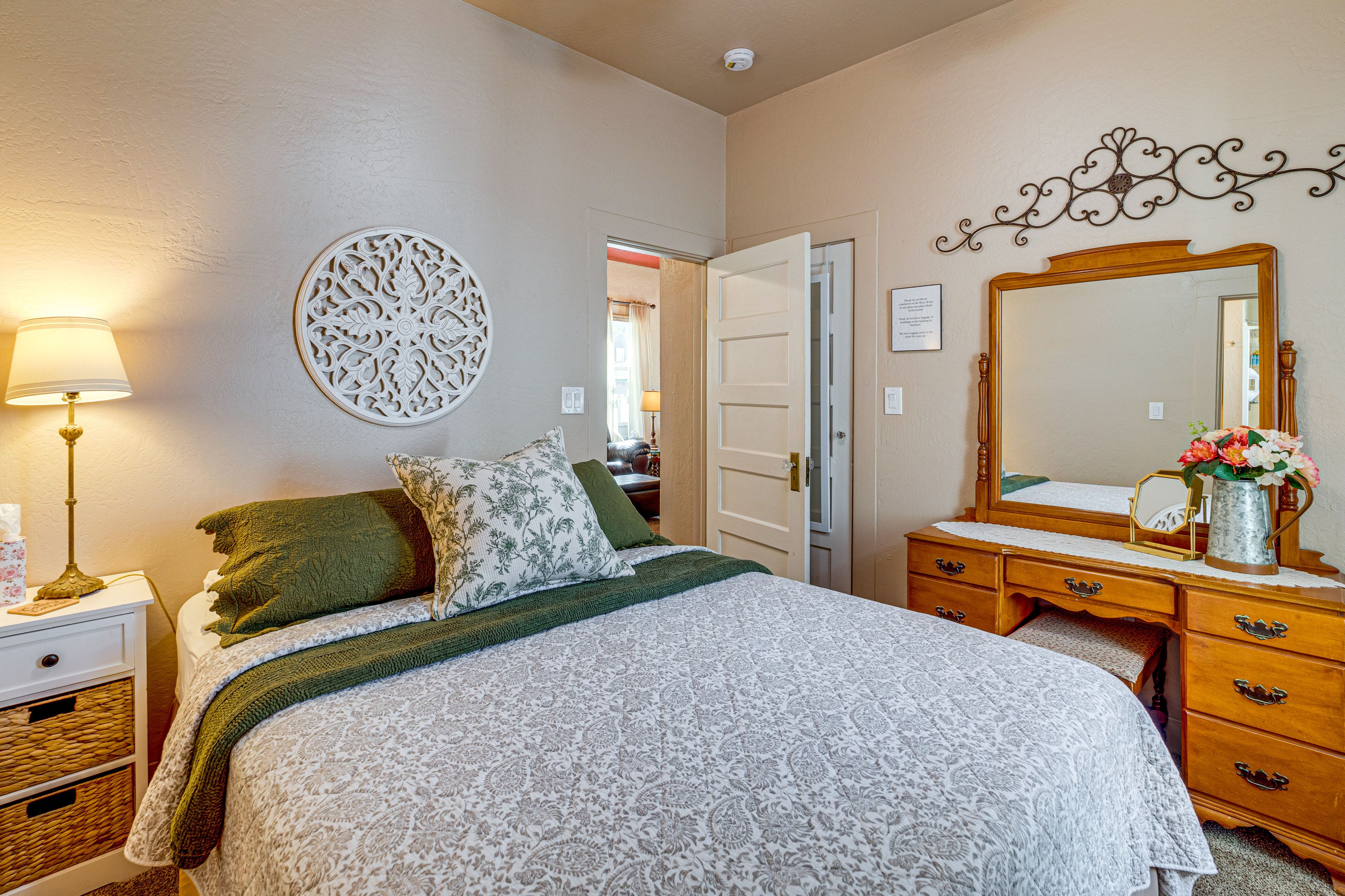 Bedroom | Queen Bed
