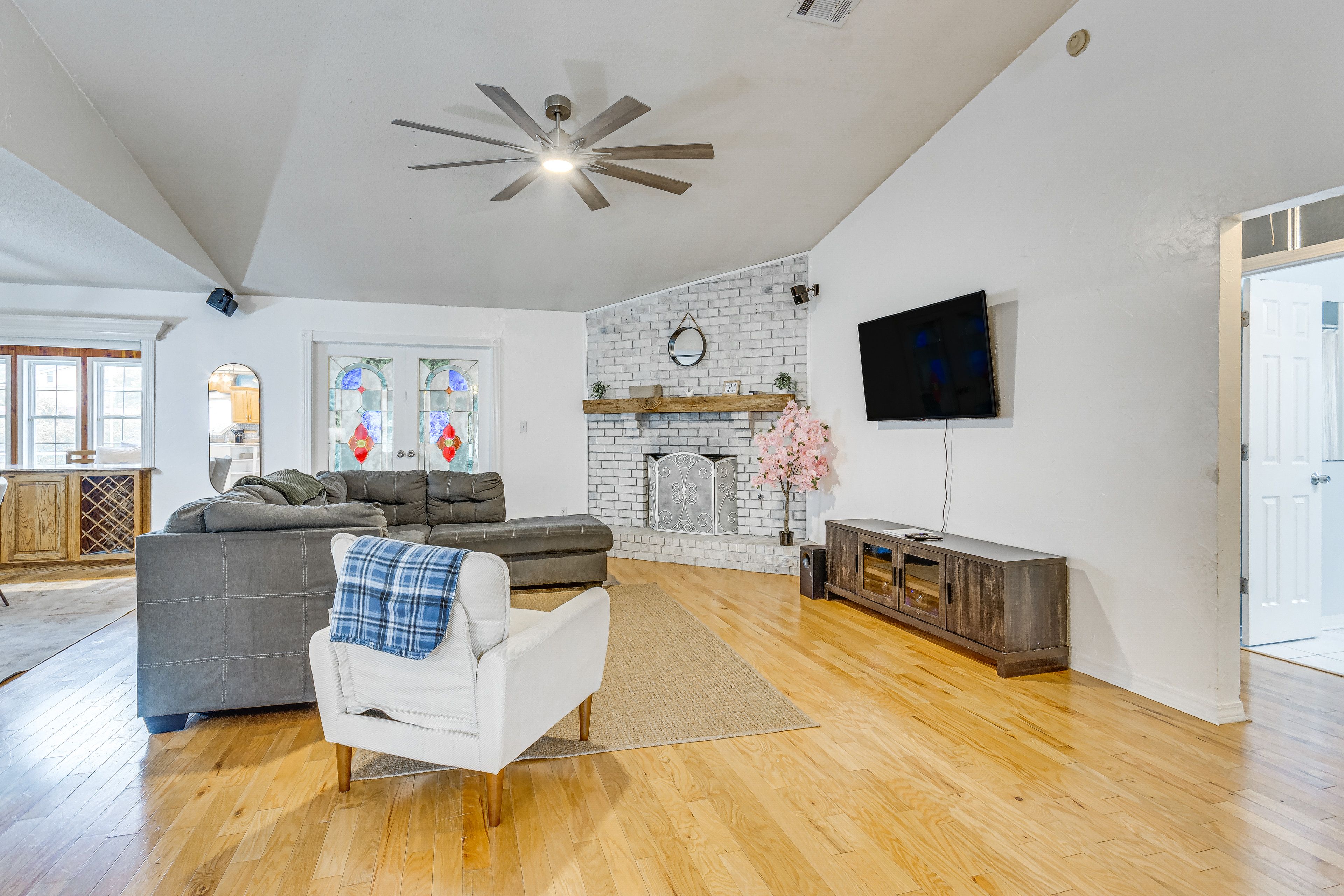 Living Room | Sleeper Sofa | Smart TV