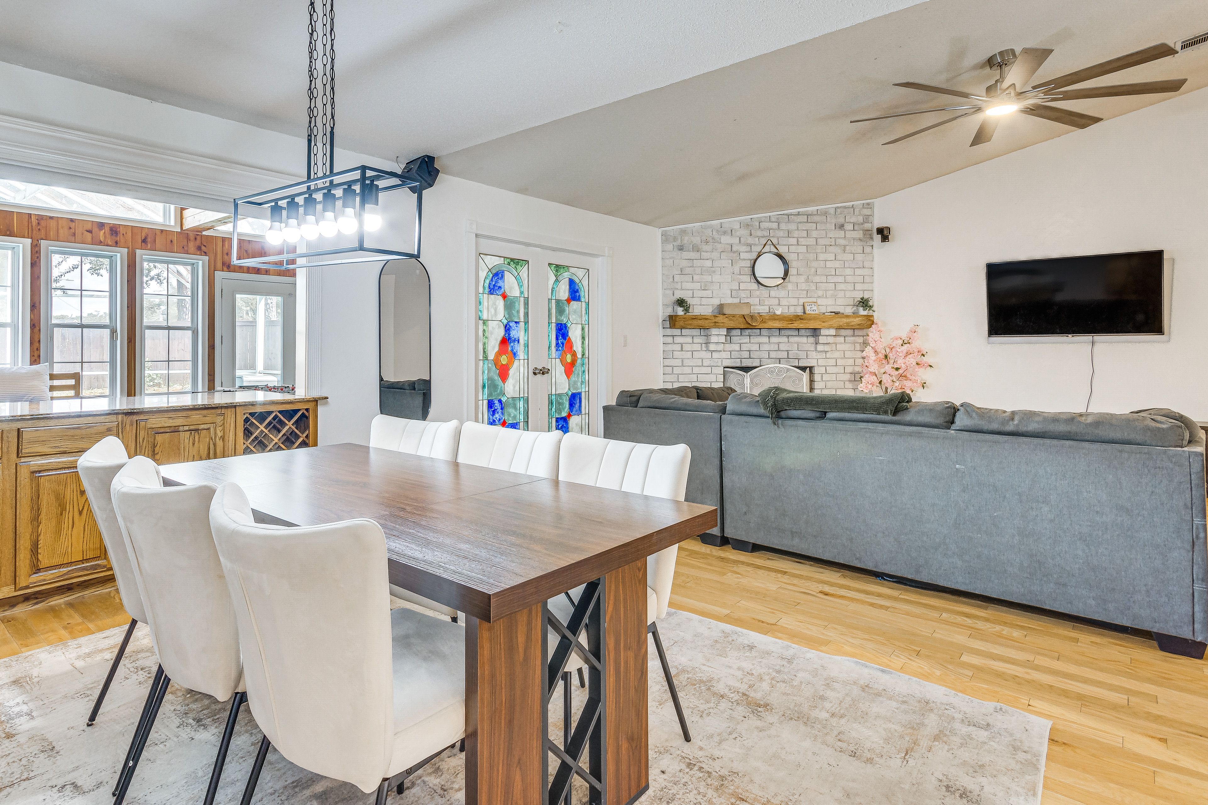 Dining Area | Dishware/Flatware Provided