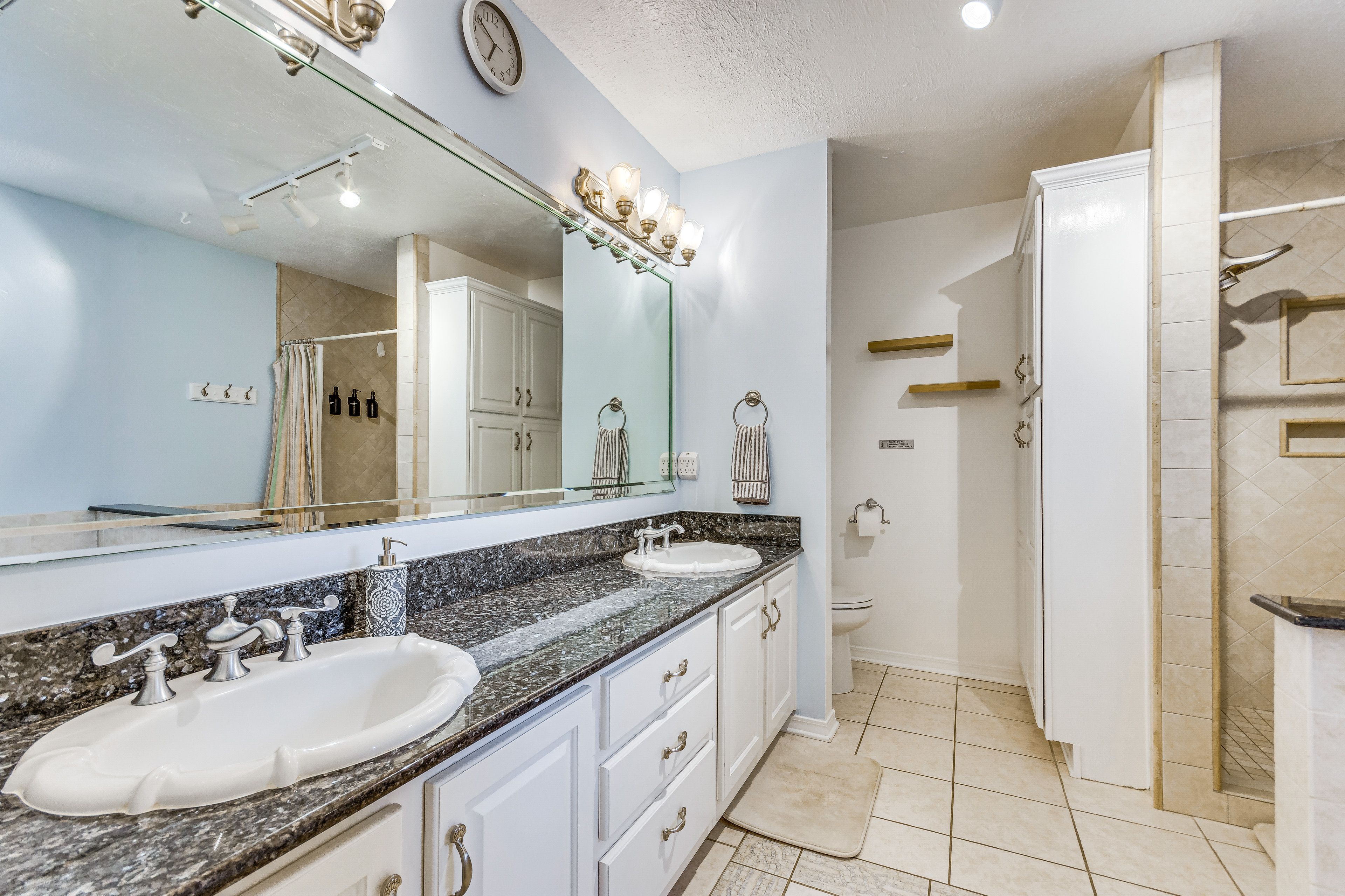 En-Suite Bathroom | Jetted Tub | Shower
