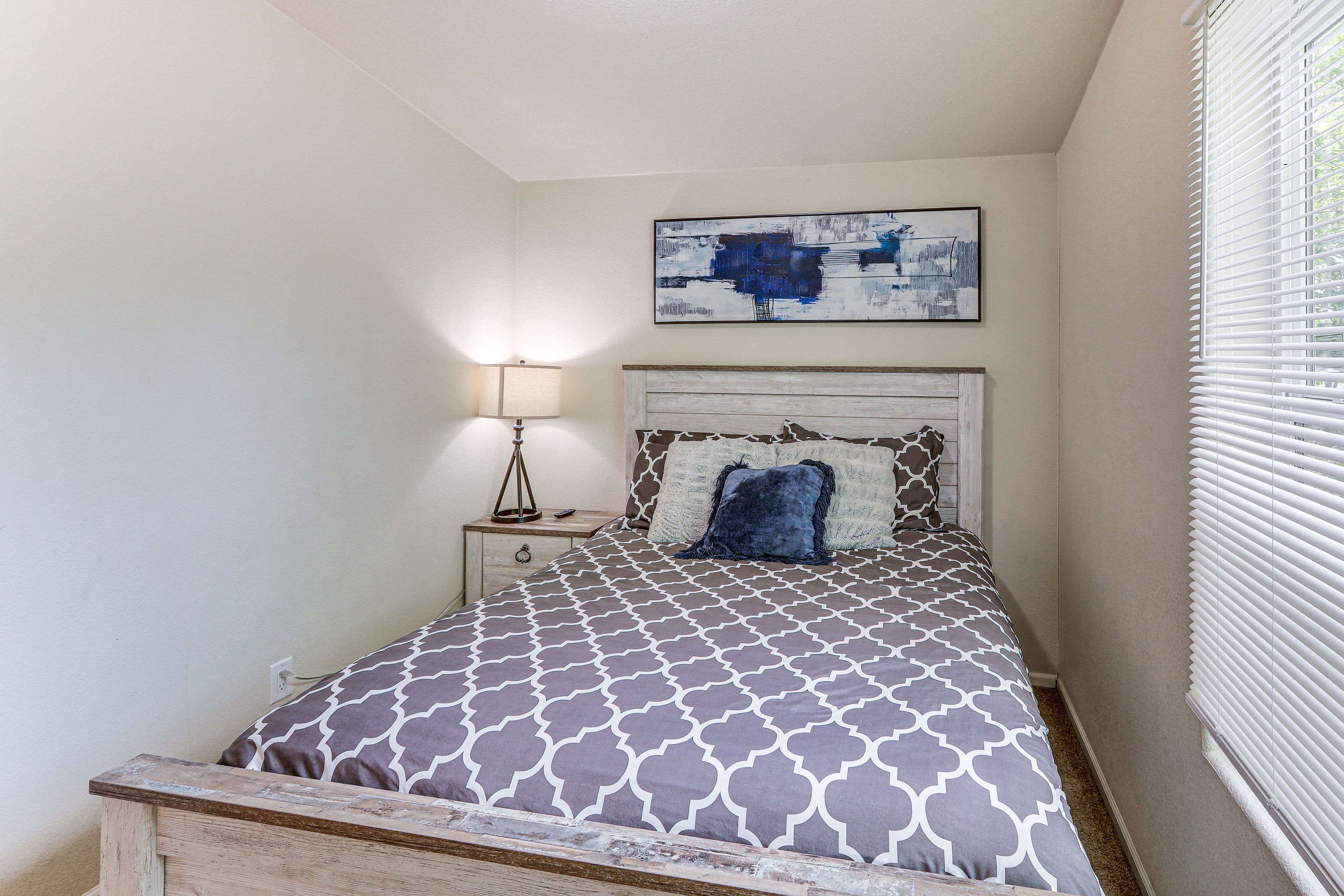 Bedroom 2 | Queen Bed