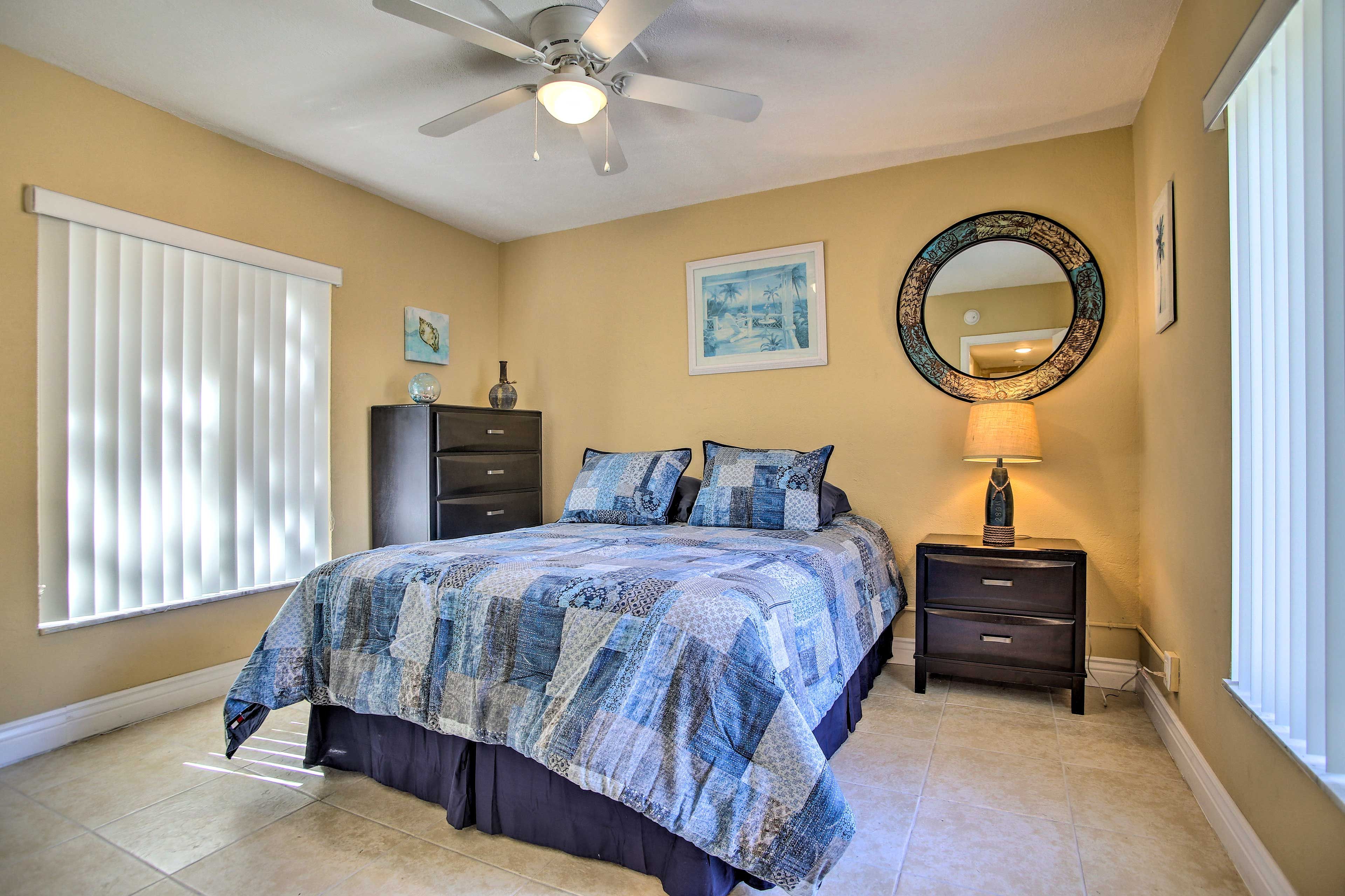 Bedroom 1 | Queen Bed