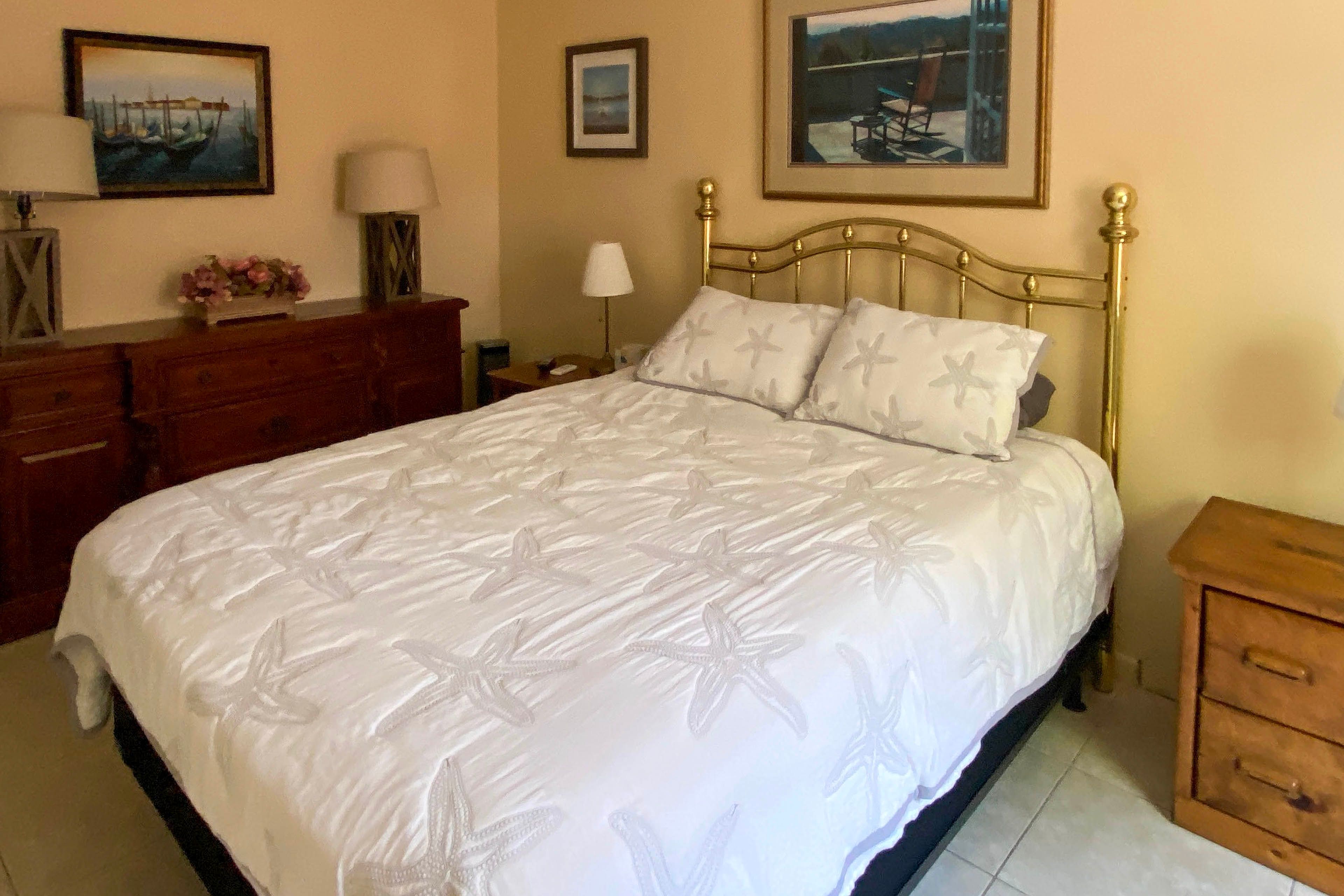 Bedroom 4 | Queen Bed