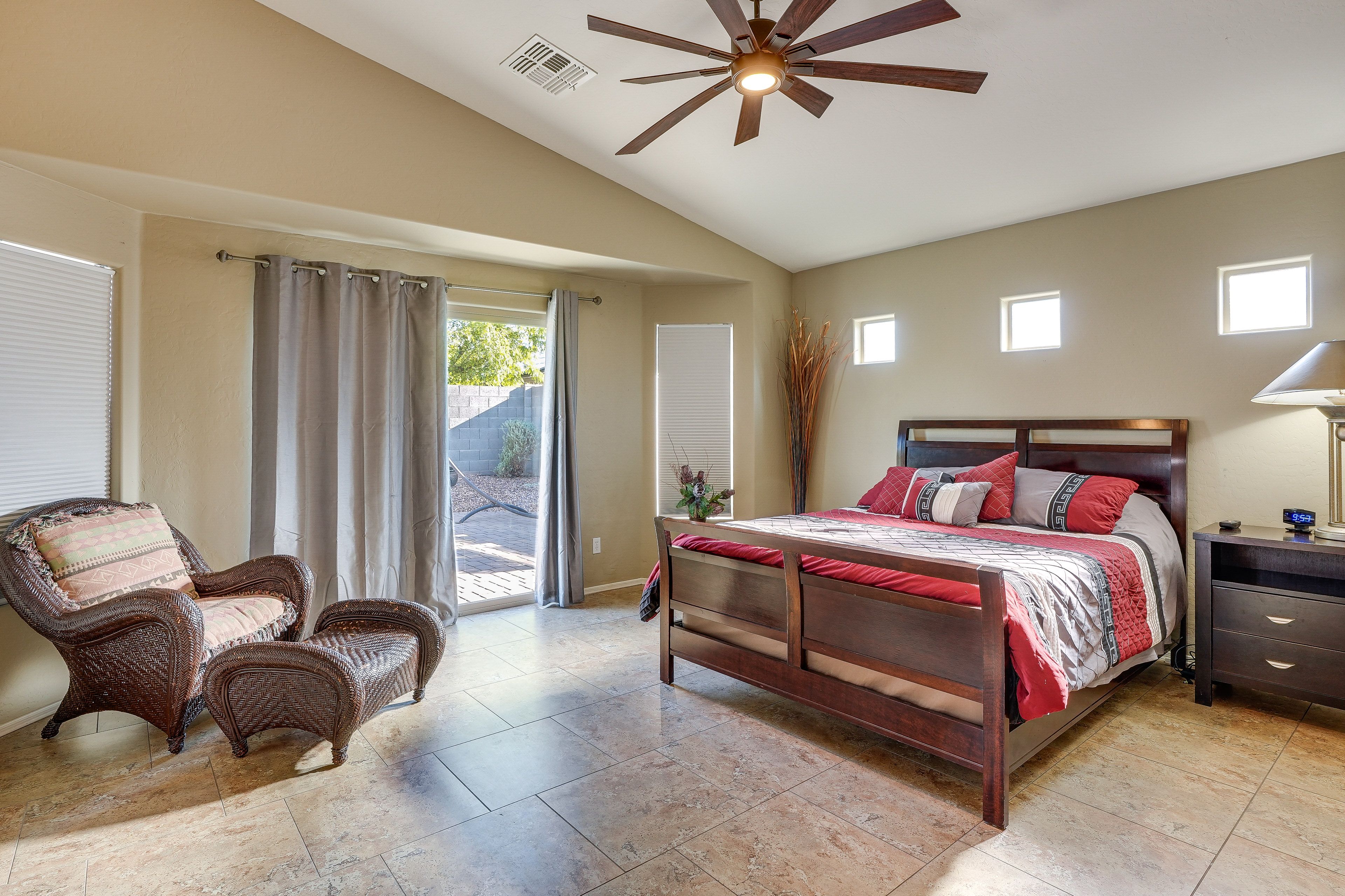 Bedroom 1 | Queen Bed
