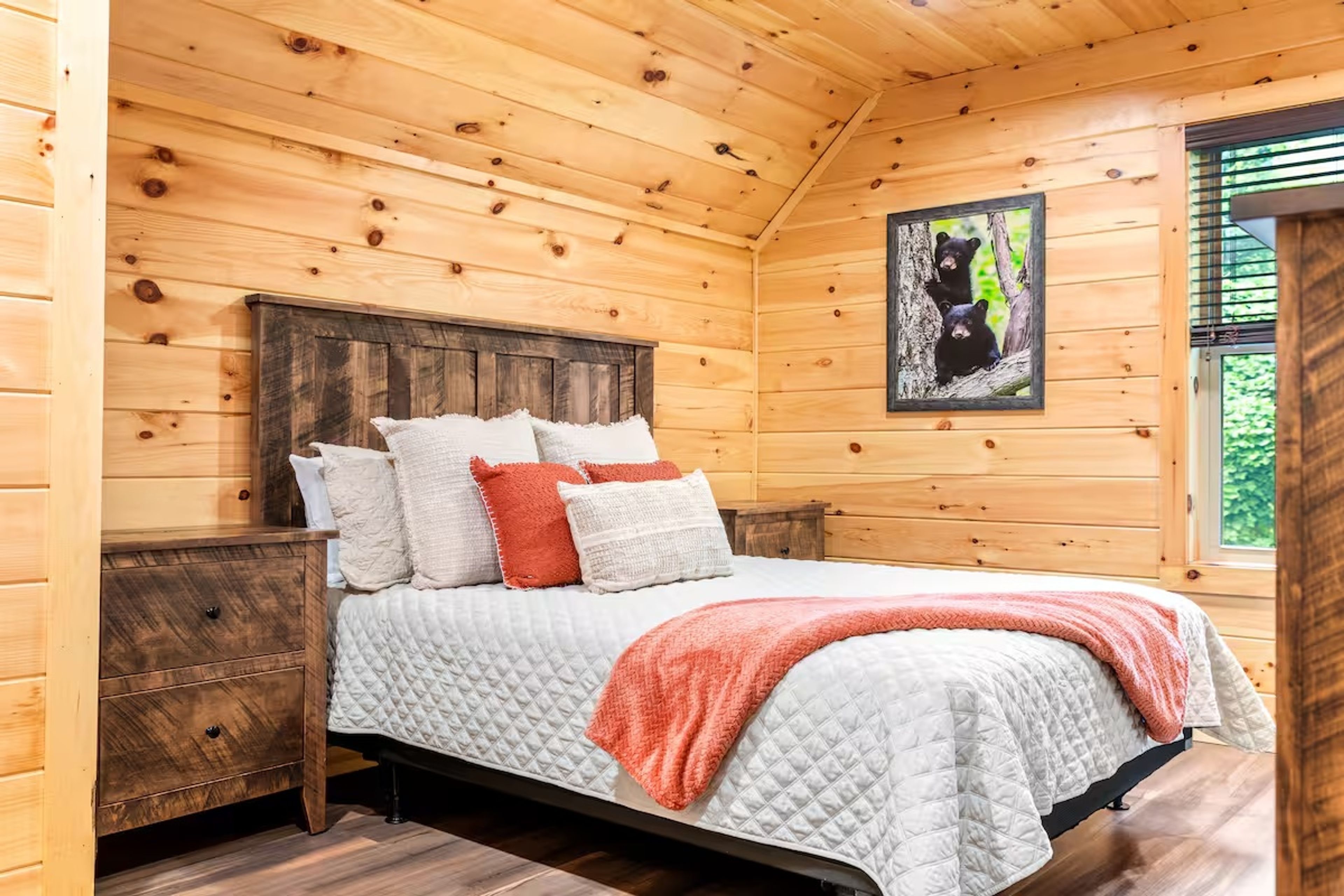 Bedroom 3 | Queen Bed
