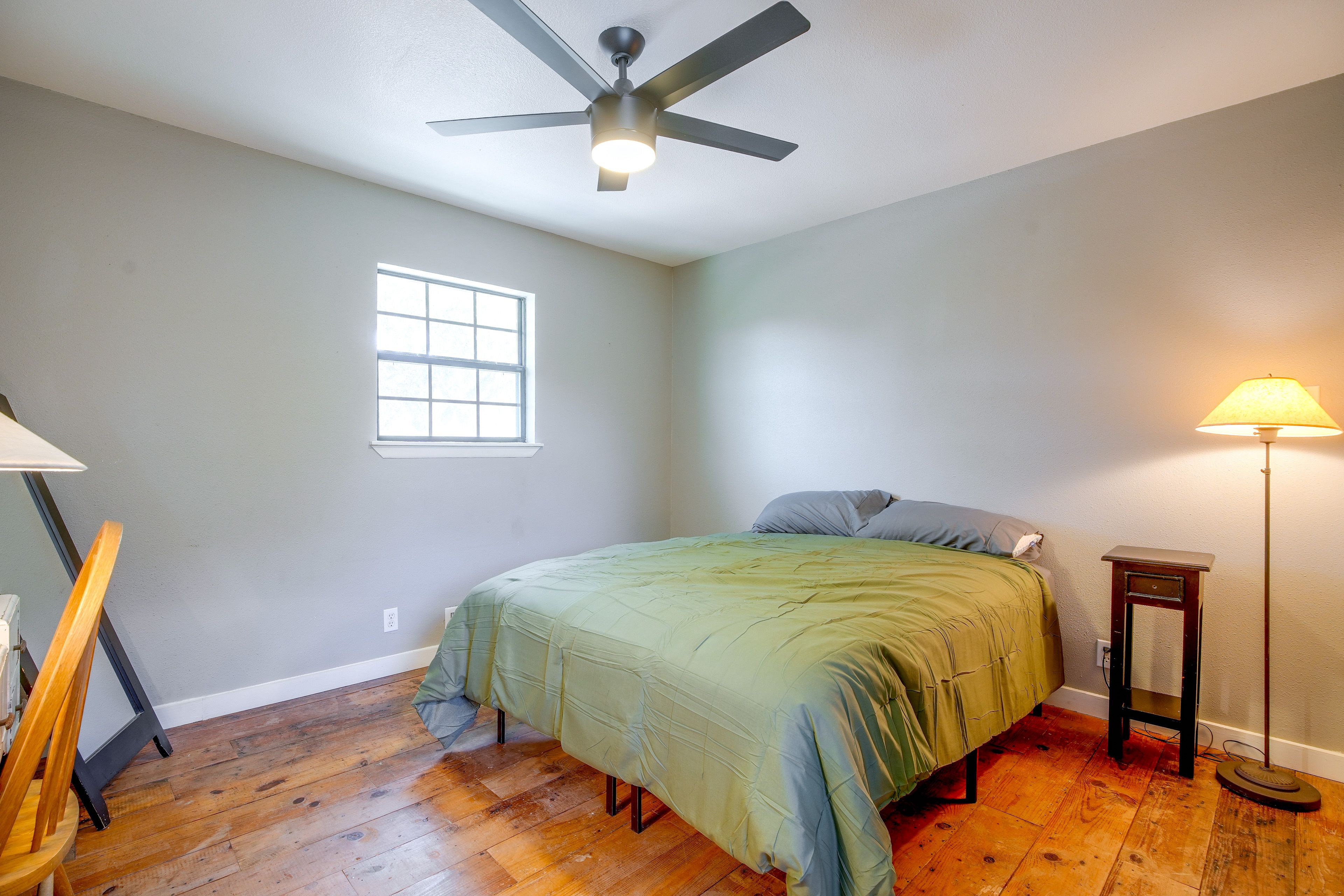 Bedroom | Queen Bed