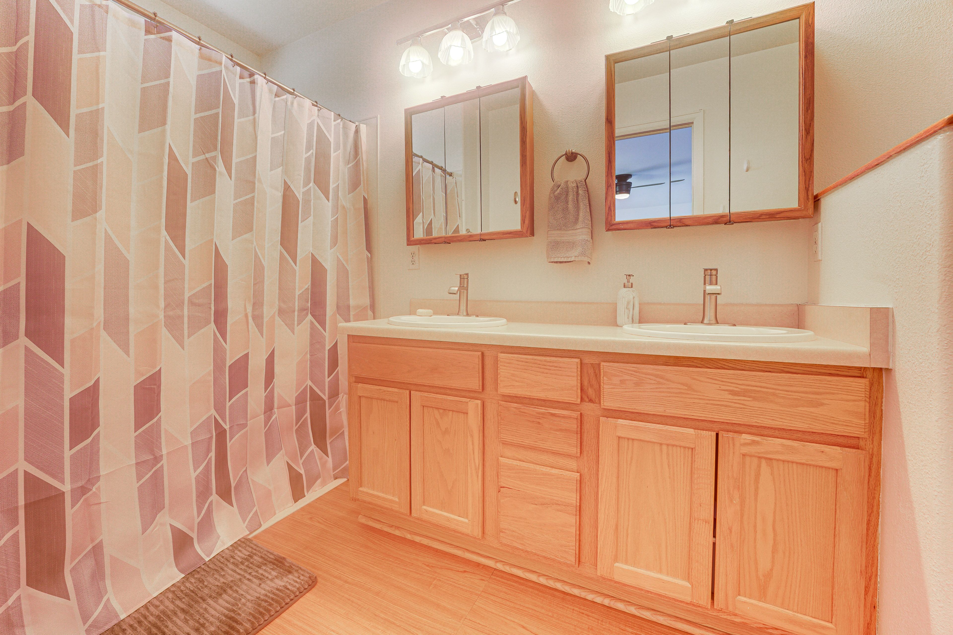 En-Suite Bathroom | Towels & Linens Provided