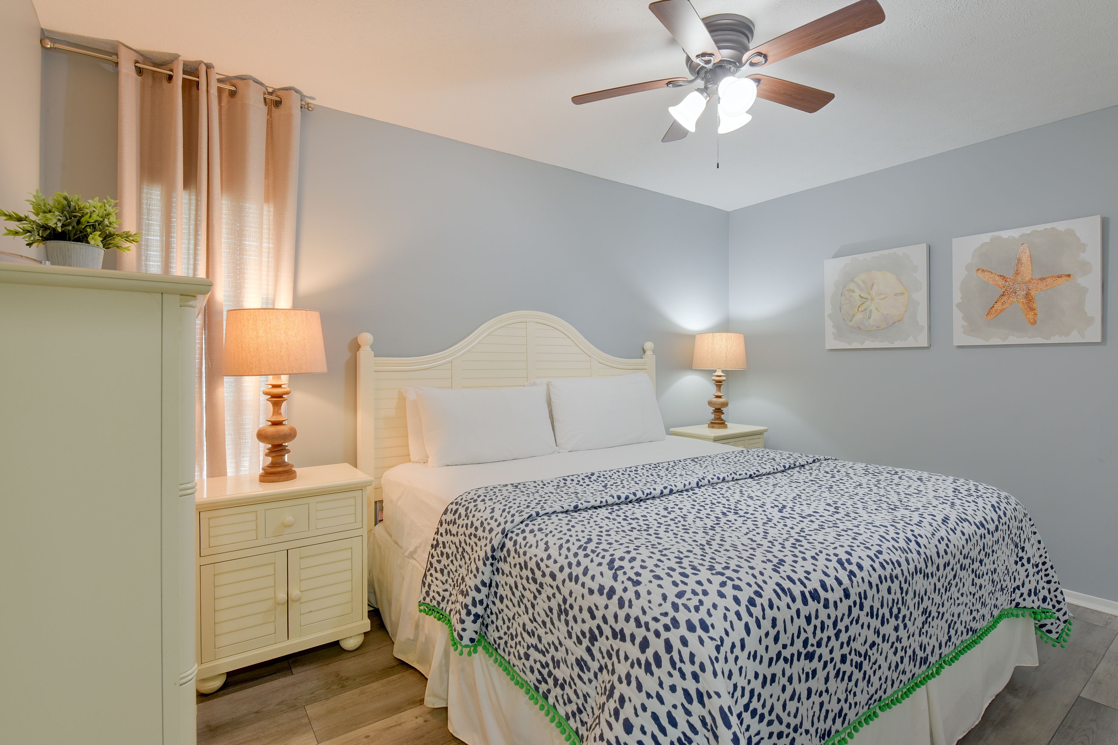 Bedroom | King Bed | Smart TV