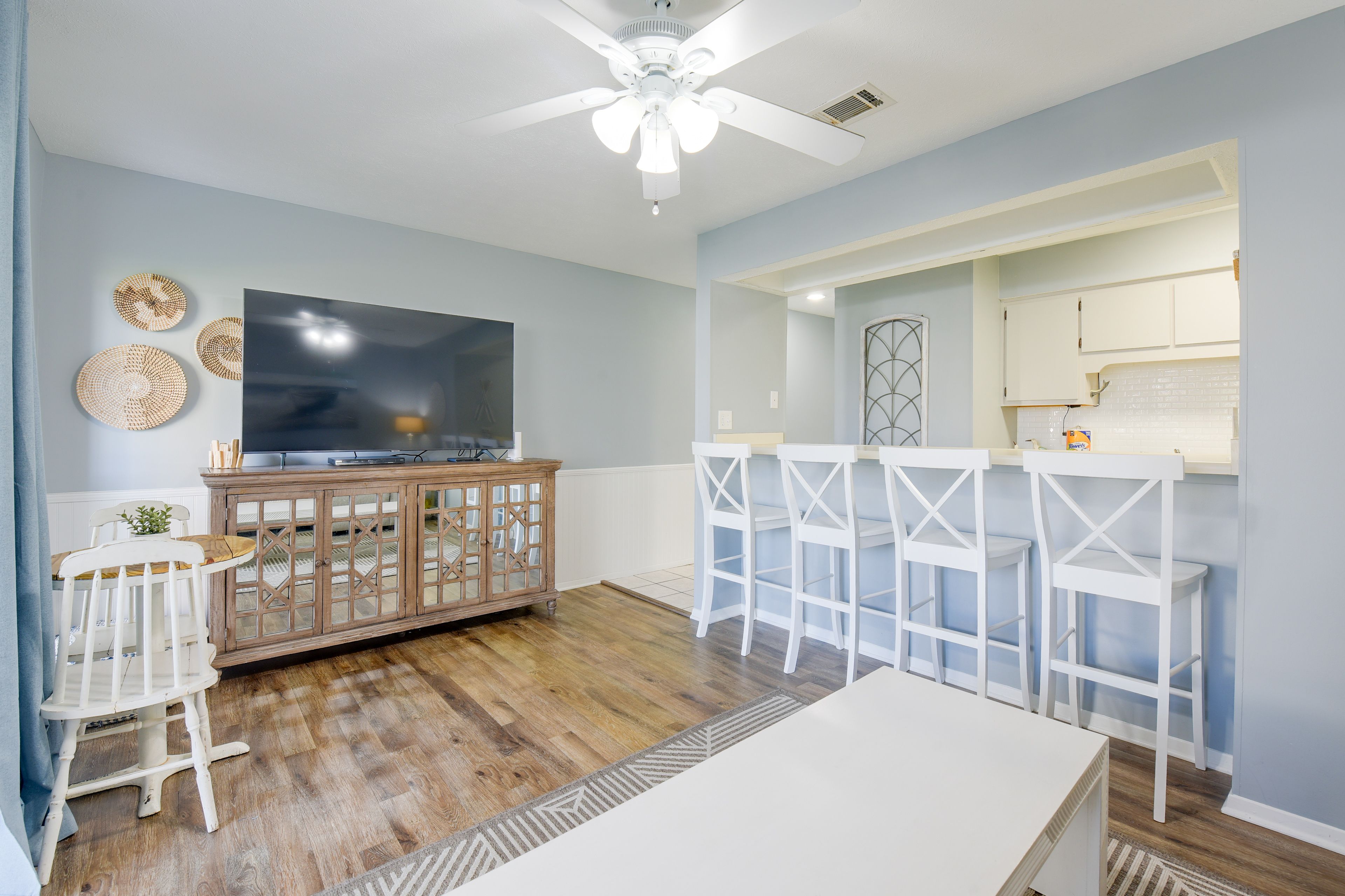 Living Room | Smart TV | Movies | Board Games