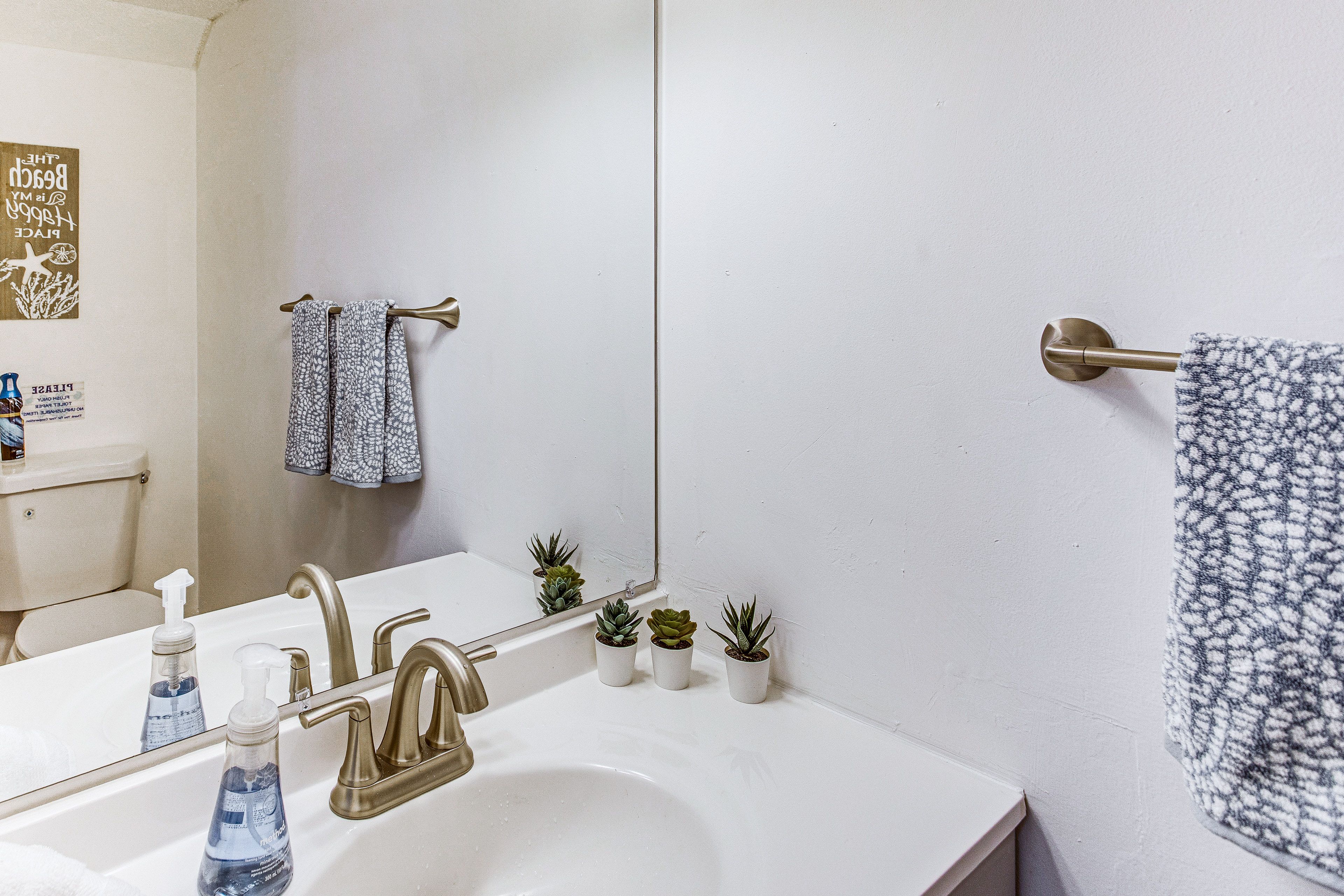 Half Bathroom | 1st Floor