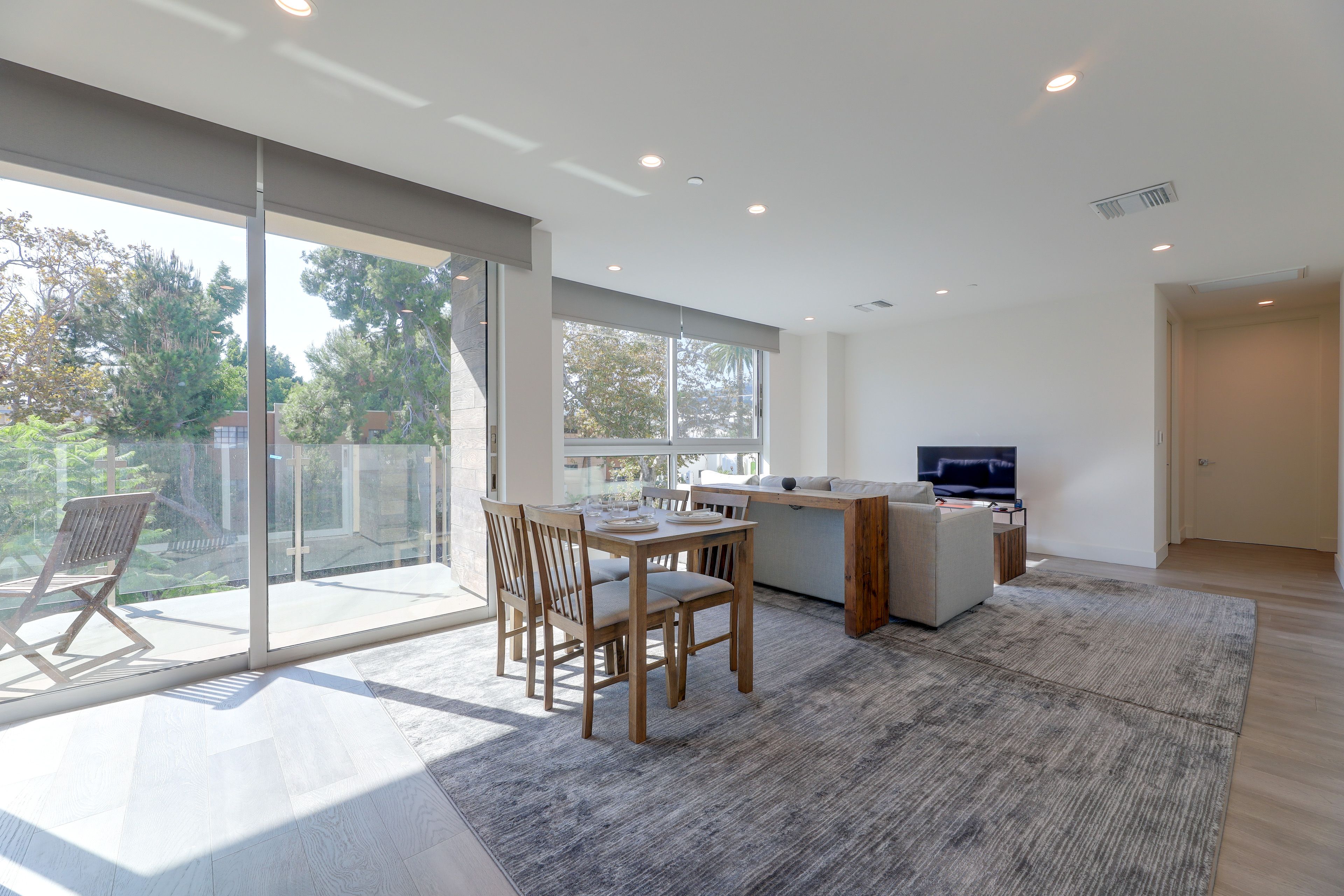 Dining Area | Dishware/Flatware Provided