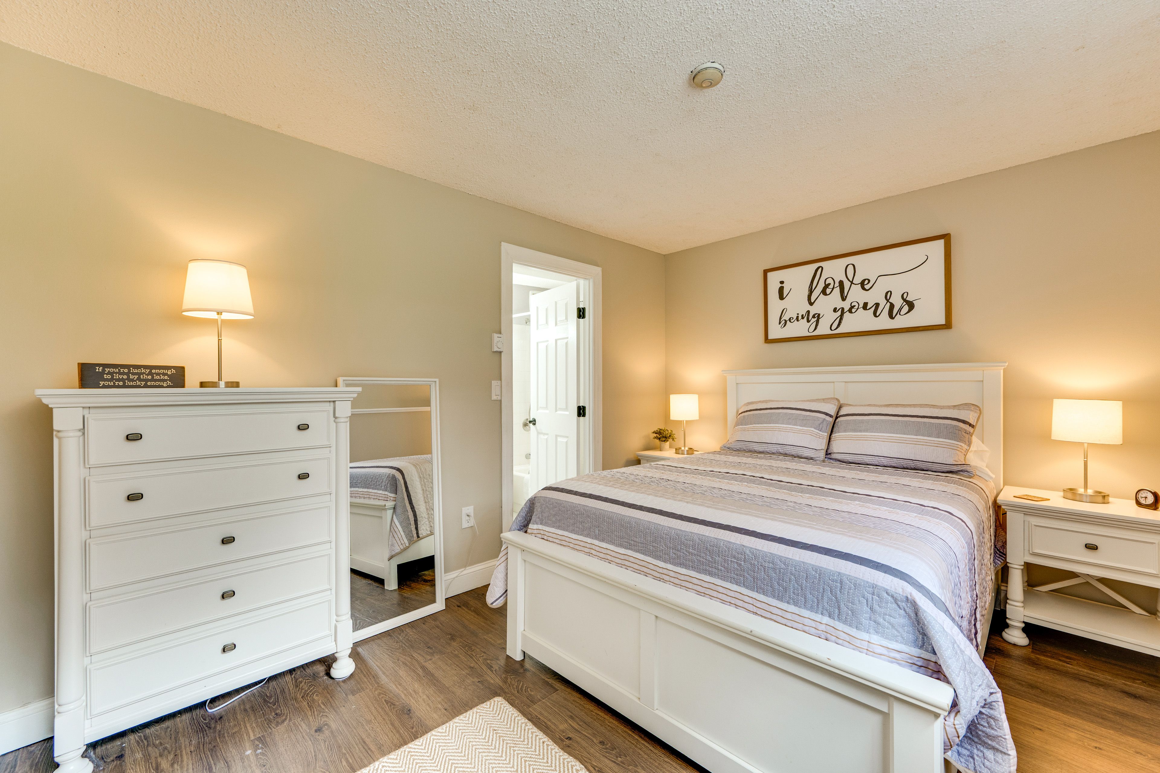 Bedroom 1 | Queen Bed