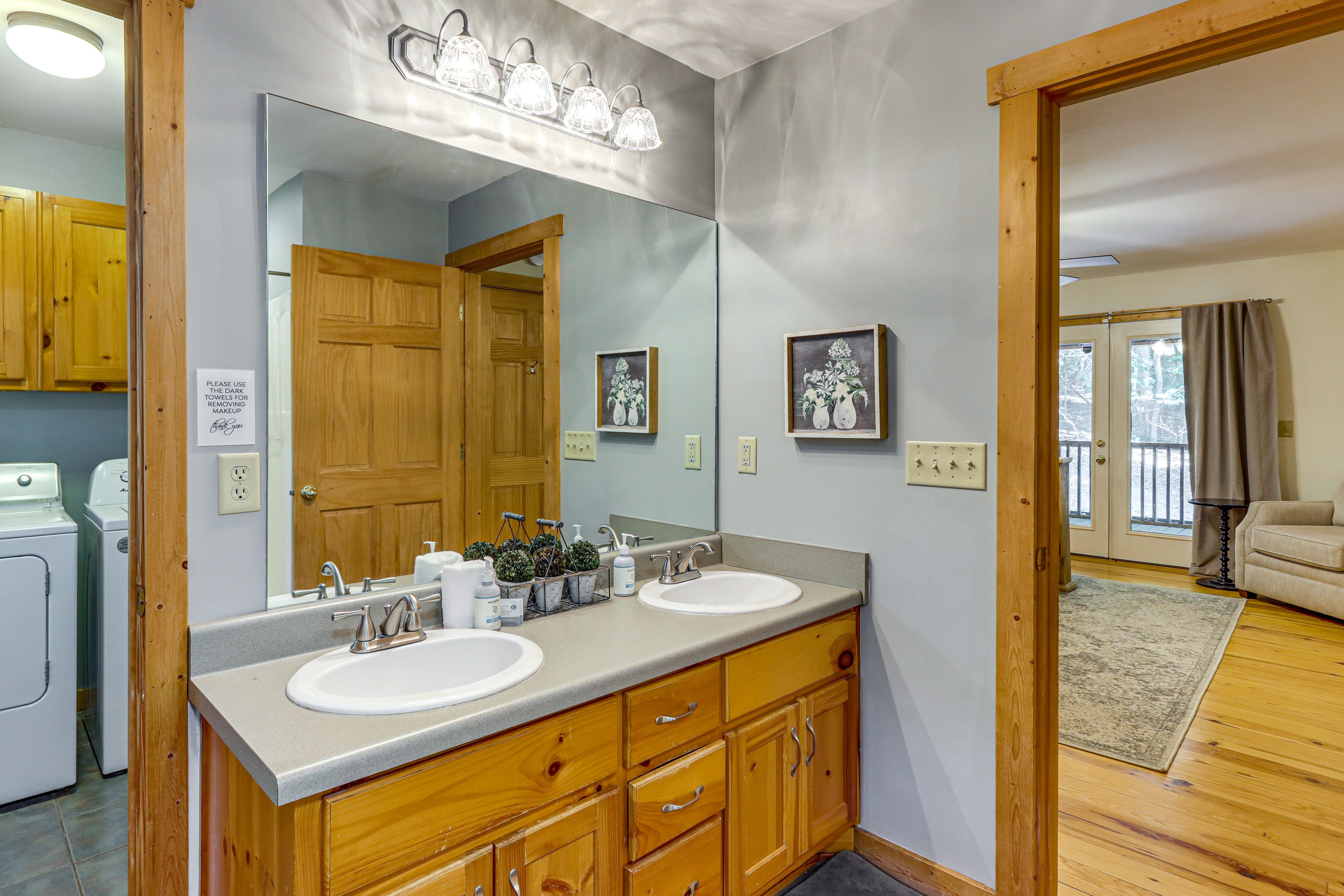 Bathroom | Main Level