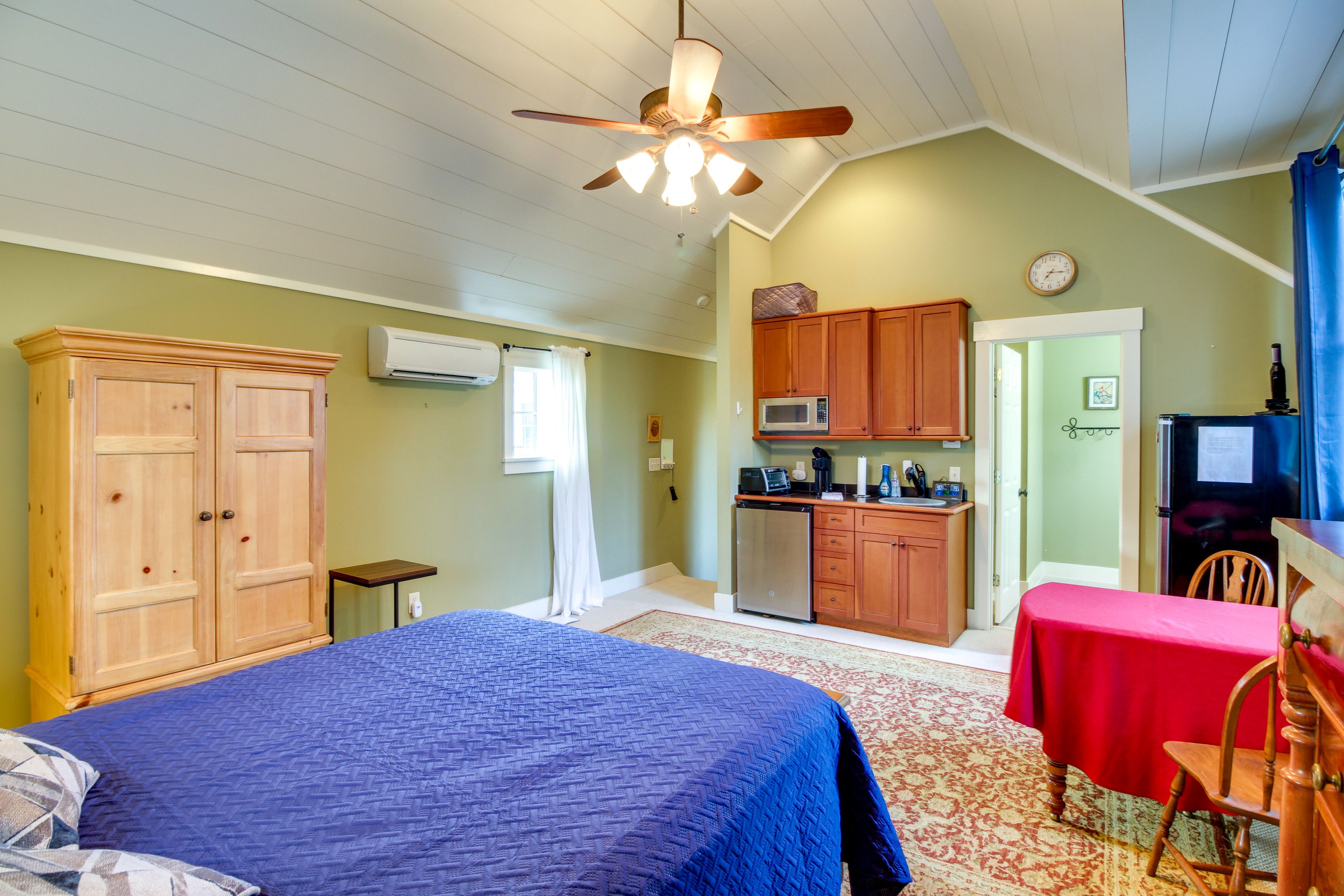 Studio | Kitchenette & Dining Area