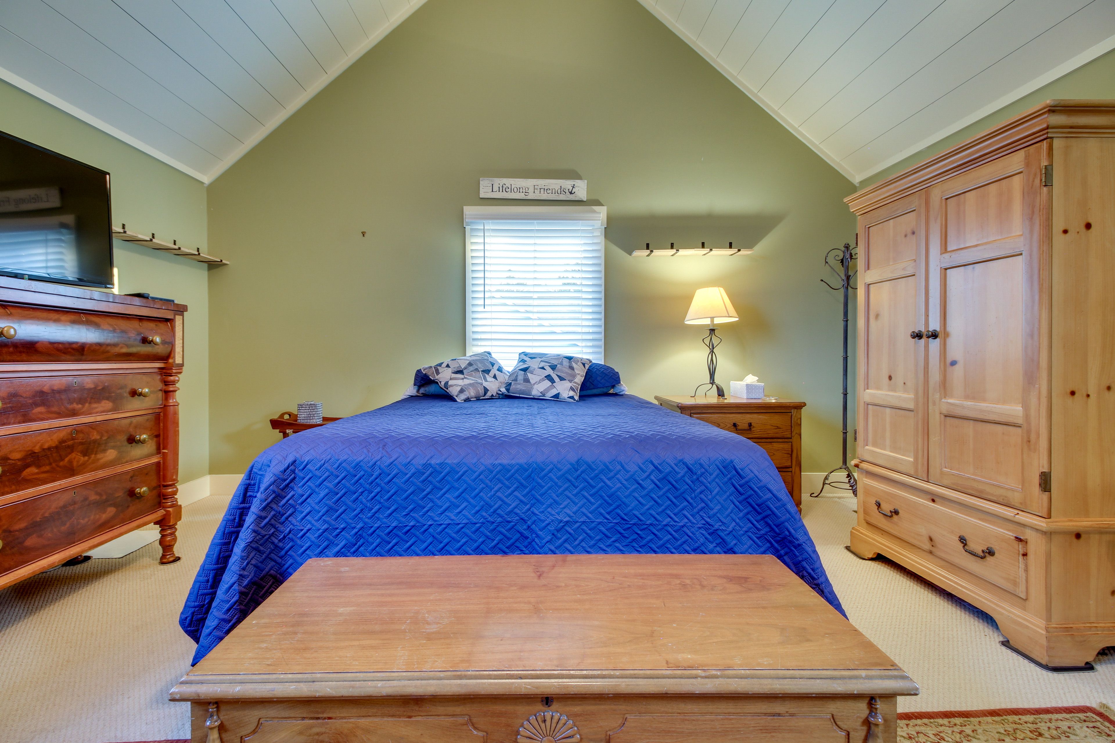 Studio | Queen Bed