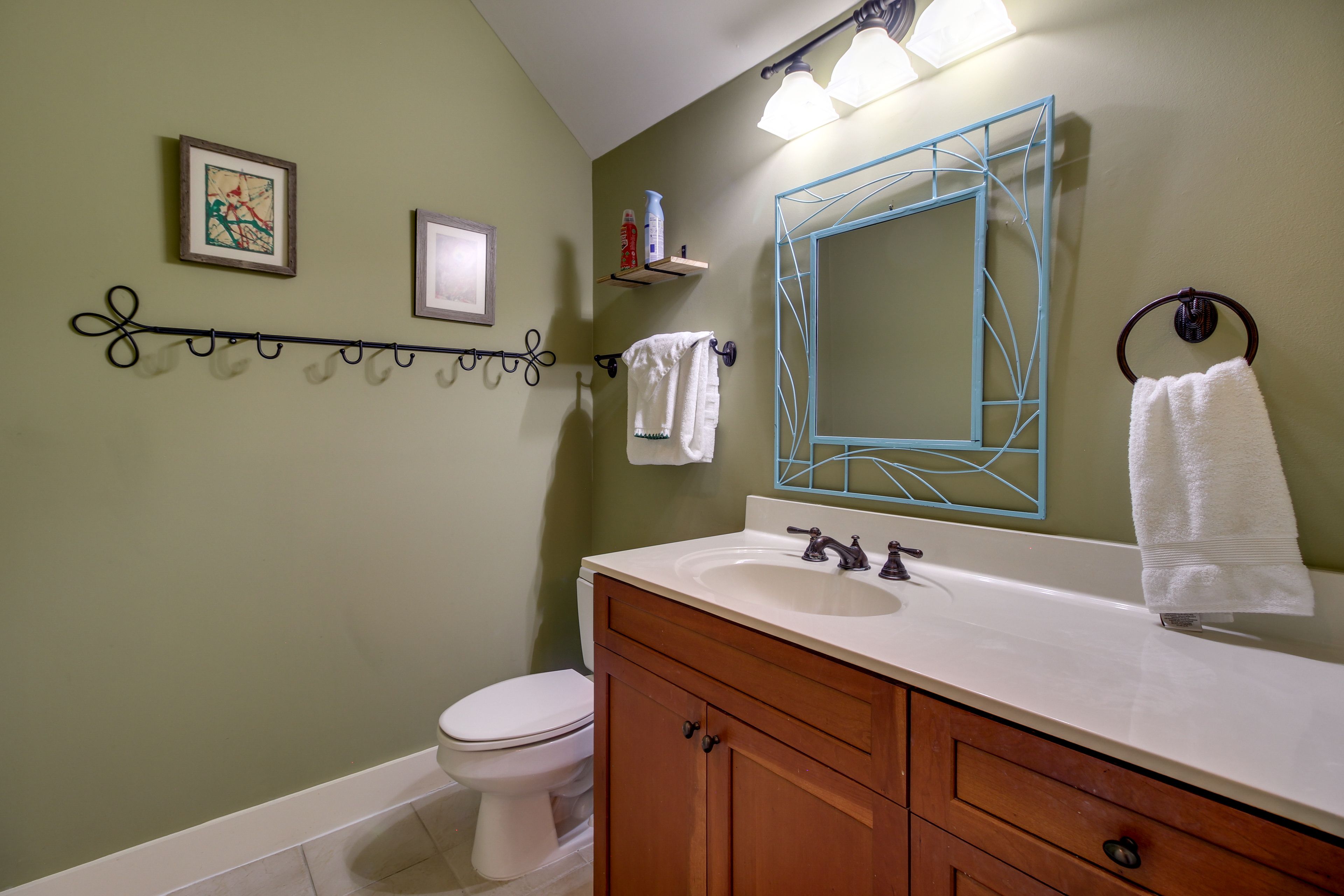 Studio | Full Bathroom