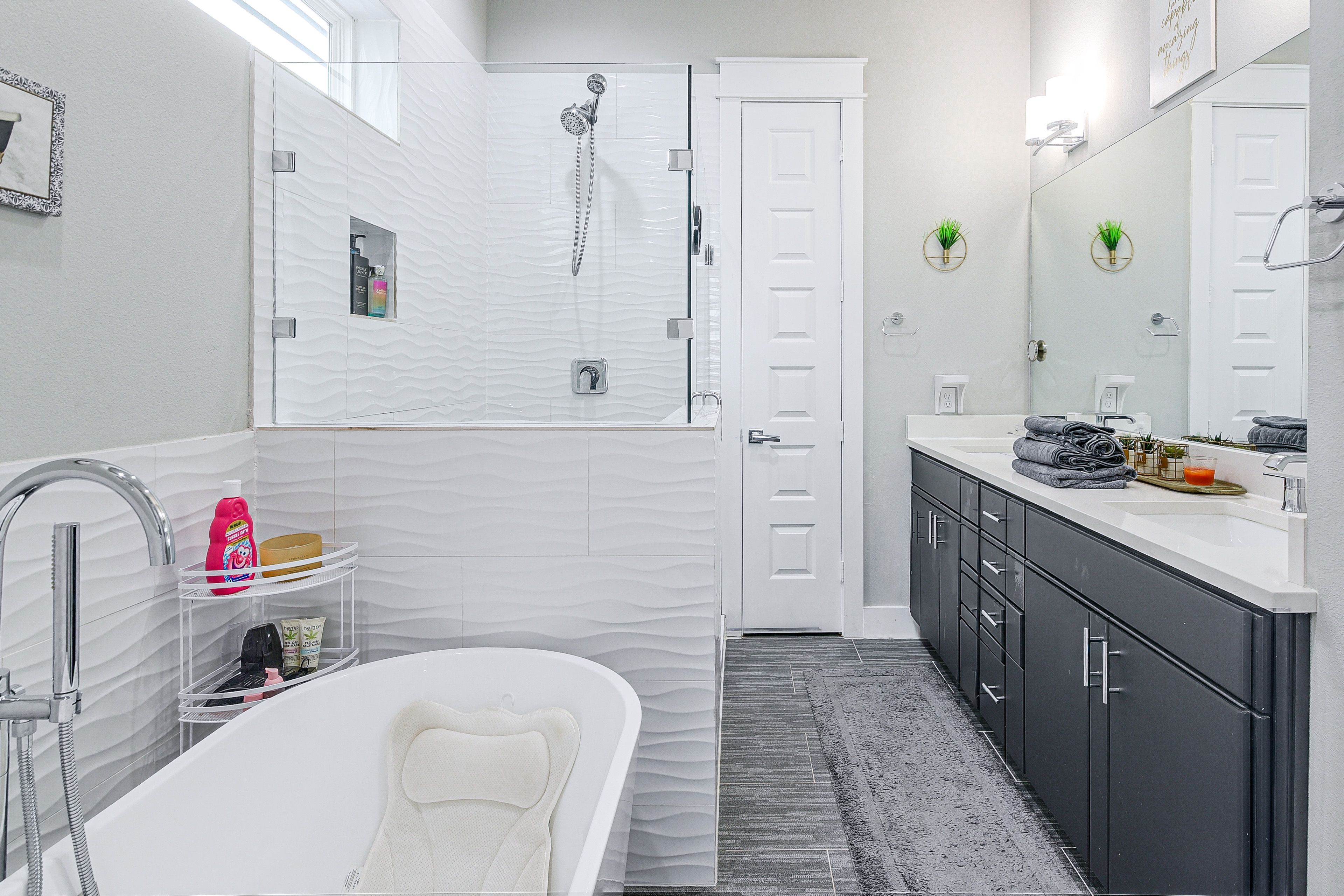 En-Suite Bathroom | Soaking Tub | Shower | 3rd Floor