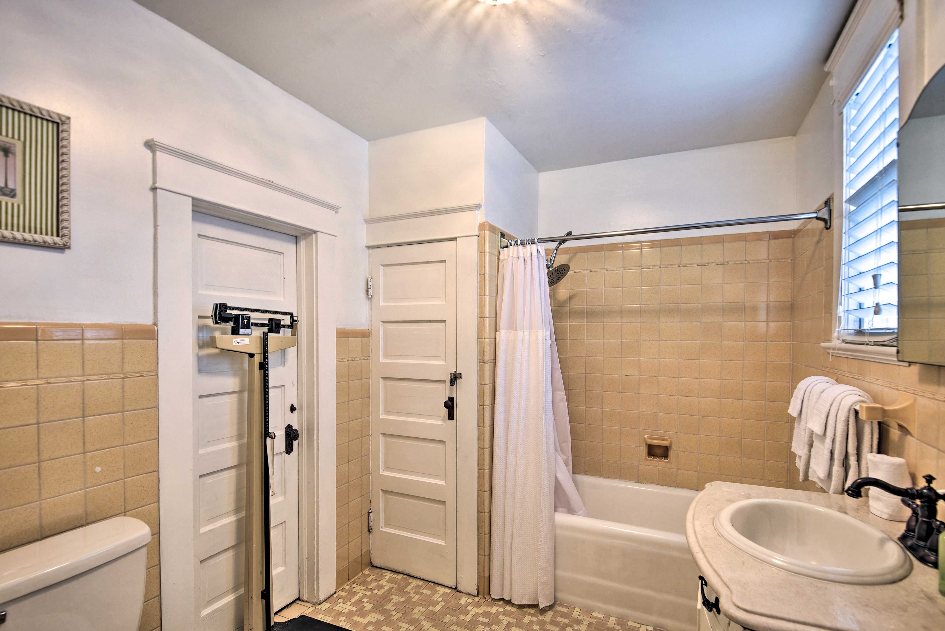 Lower Level | Full Bathroom