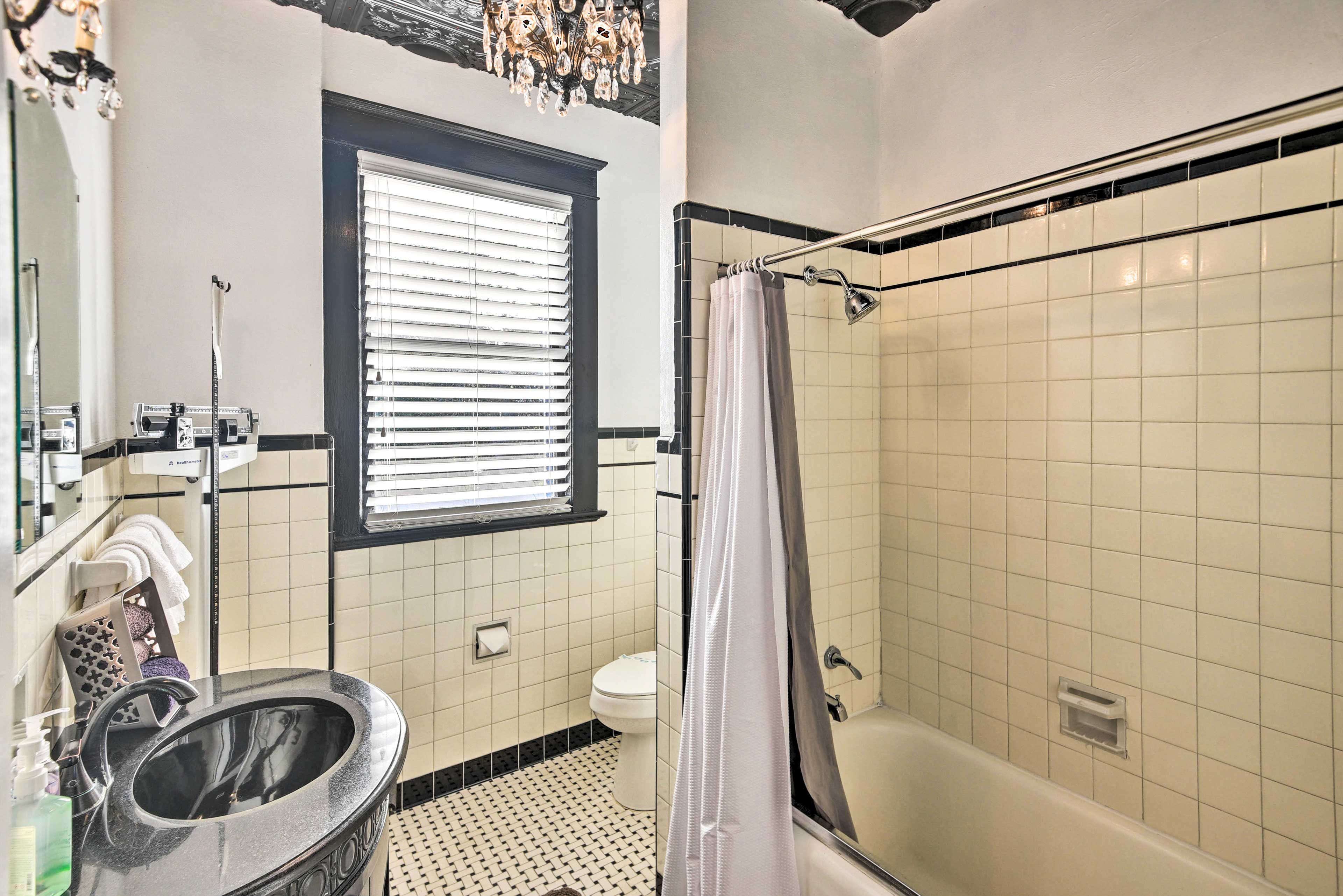 Upper Level | Full Bathroom | Towels & Linens