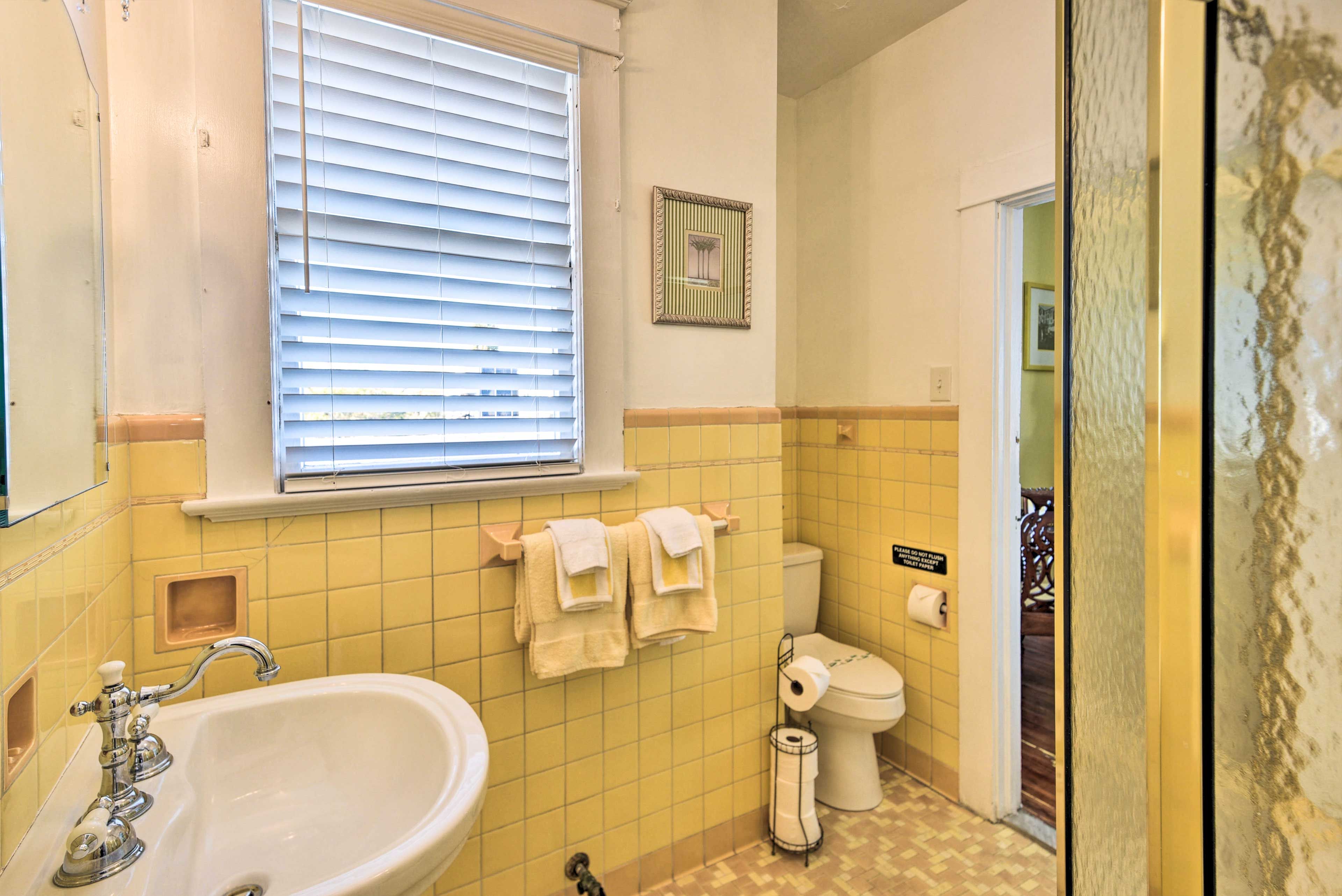Upper Level | Full Bathroom