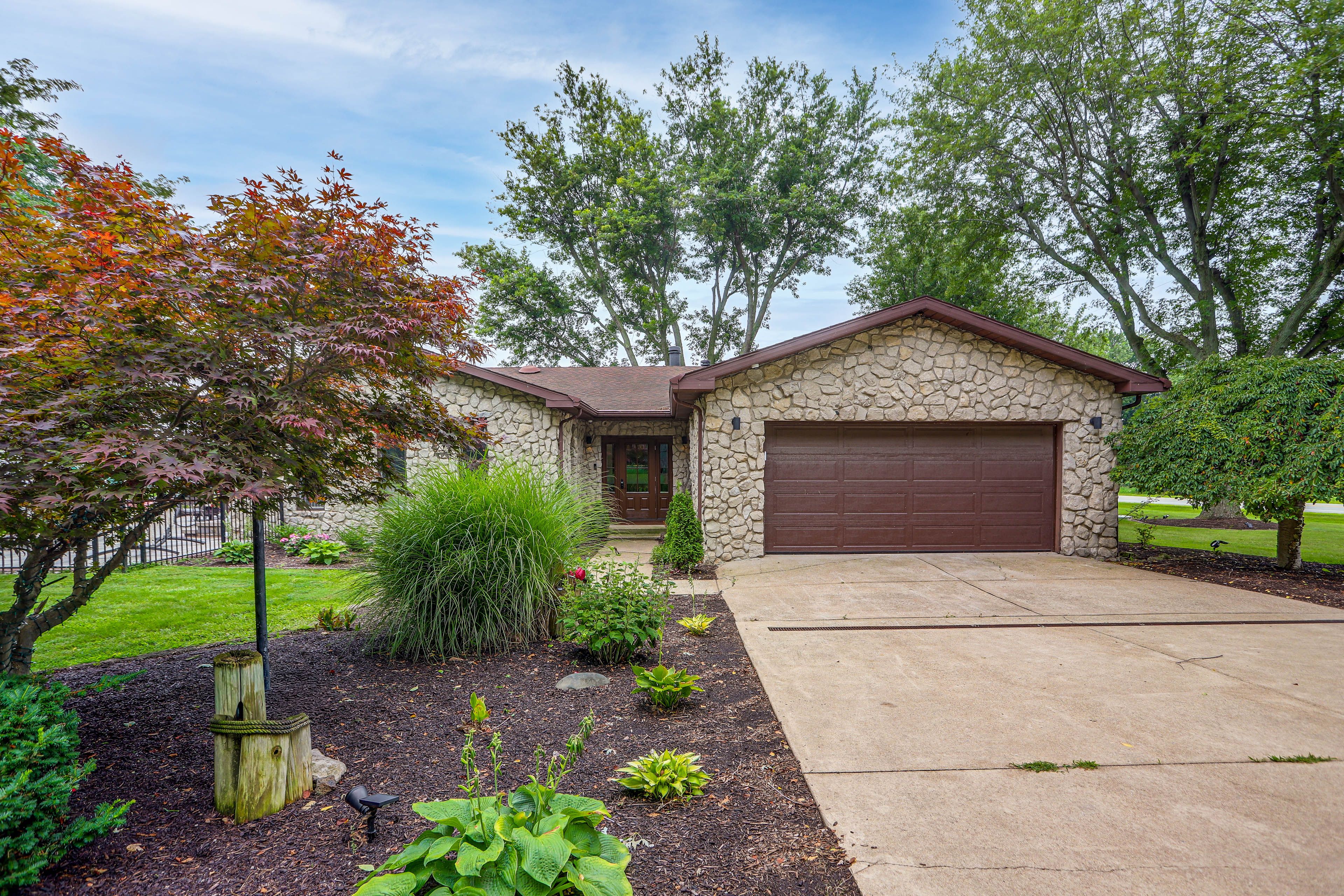 Garage (1 Vehicle) | Ample Driveway Parking | Boat/Trailer Parking