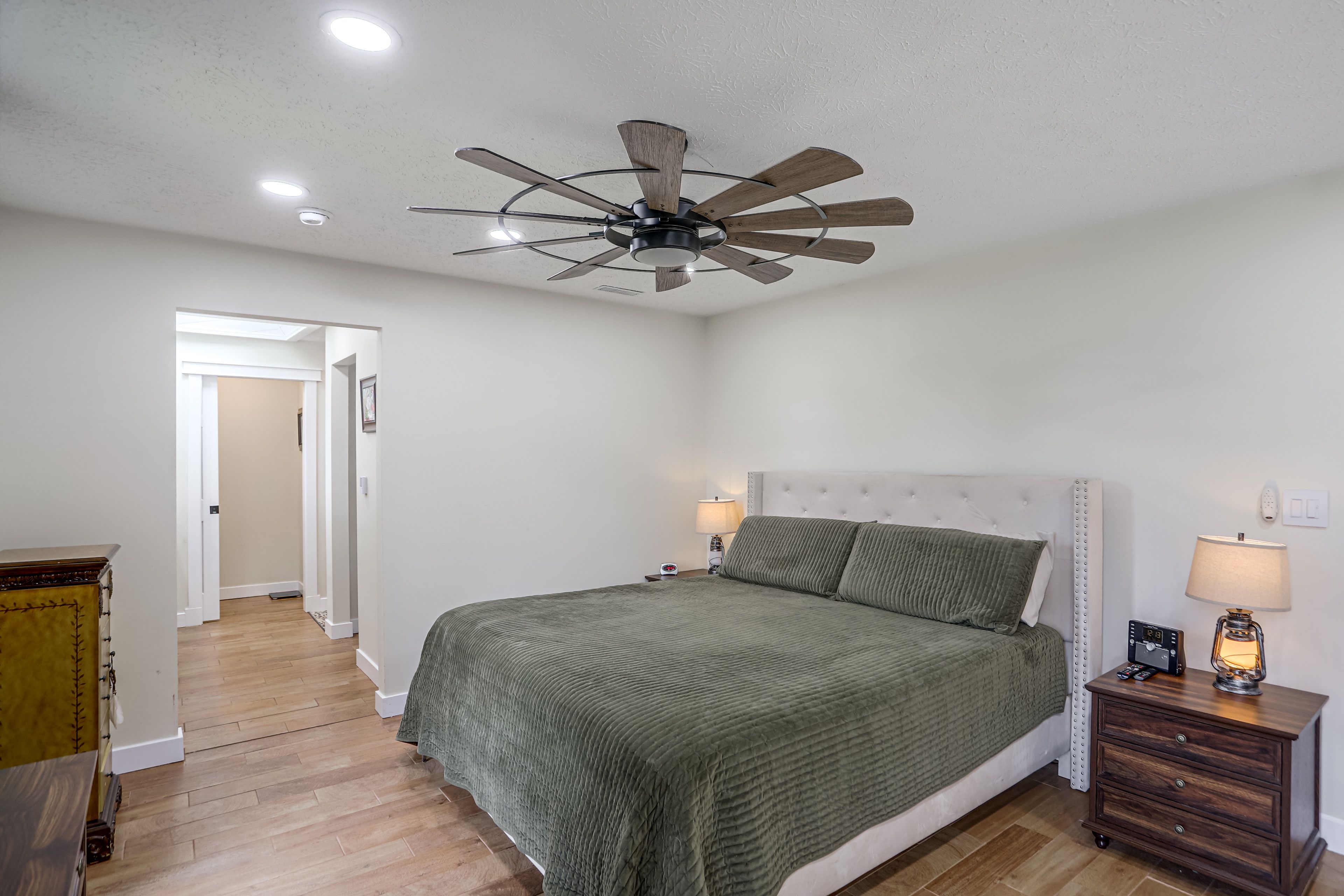 Bedroom 1 | King Bed