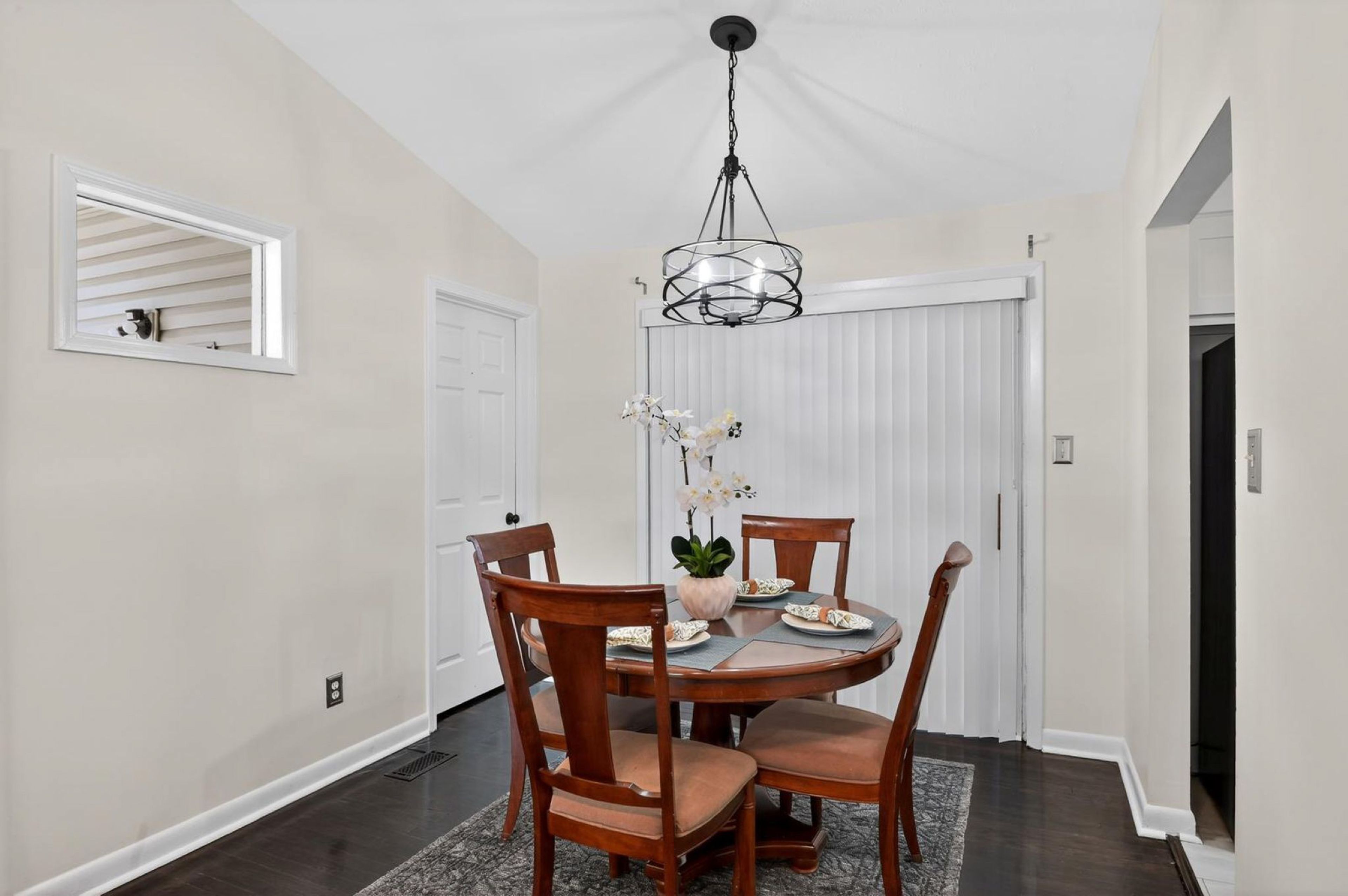 Dining Area | Dishes & Flatware Provided