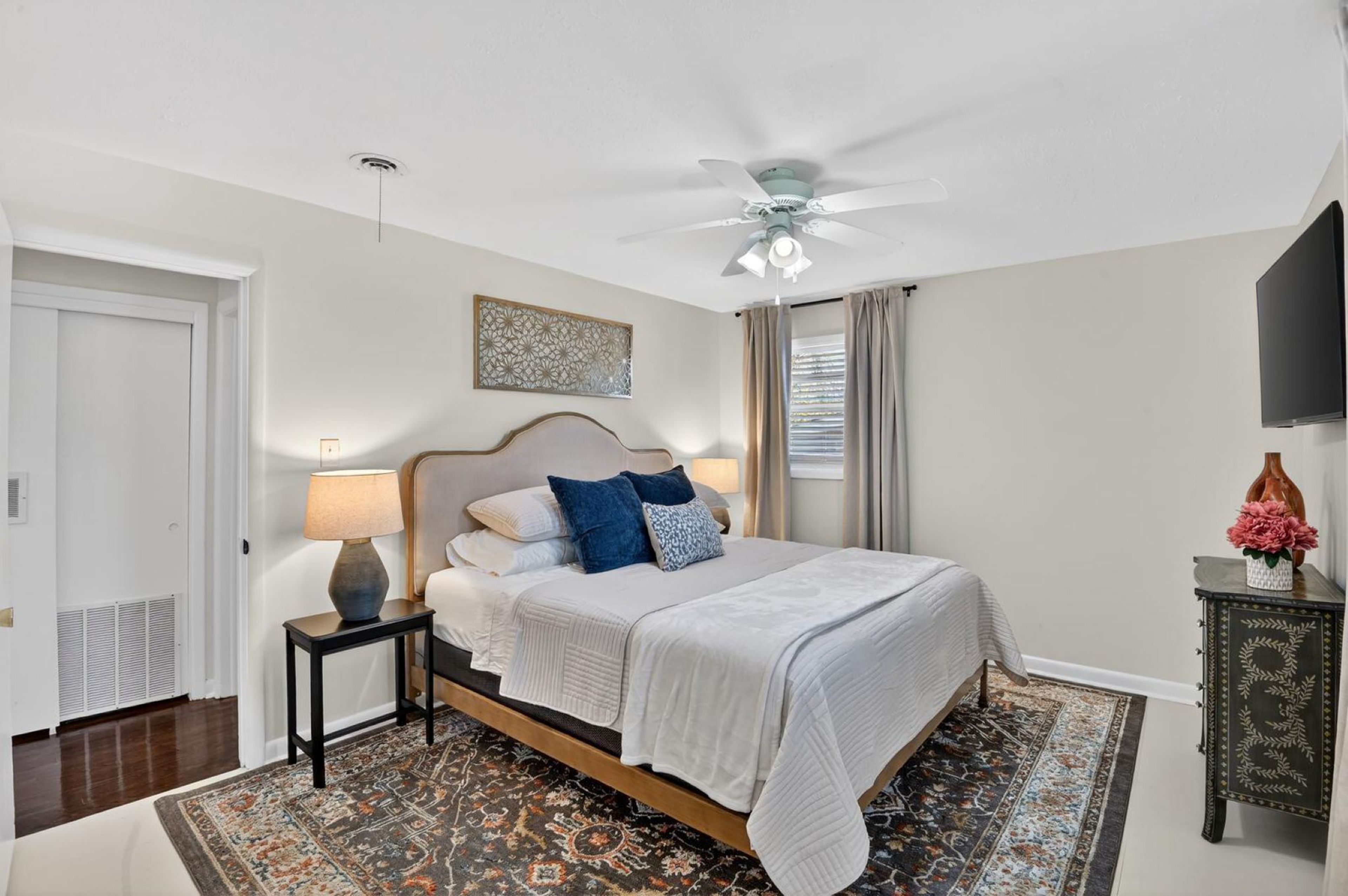 Bedroom 1 | King Bed