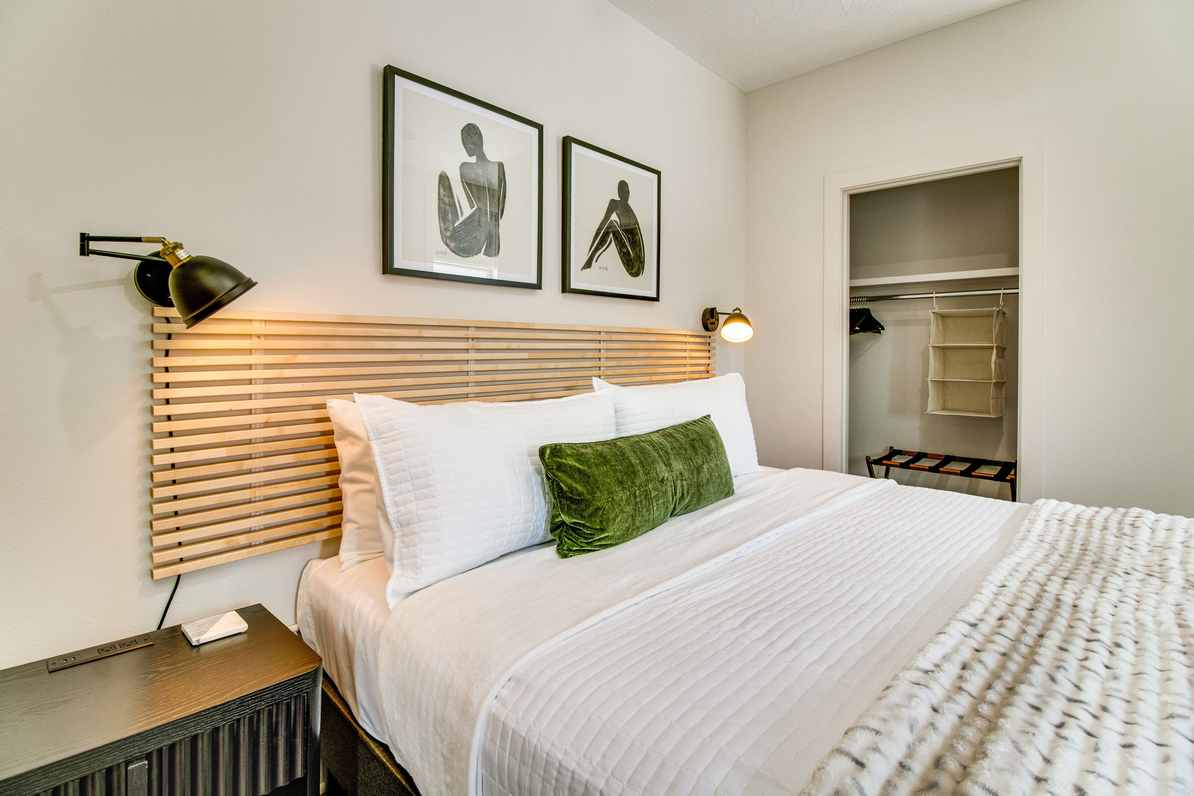 Bedroom | Queen Bed