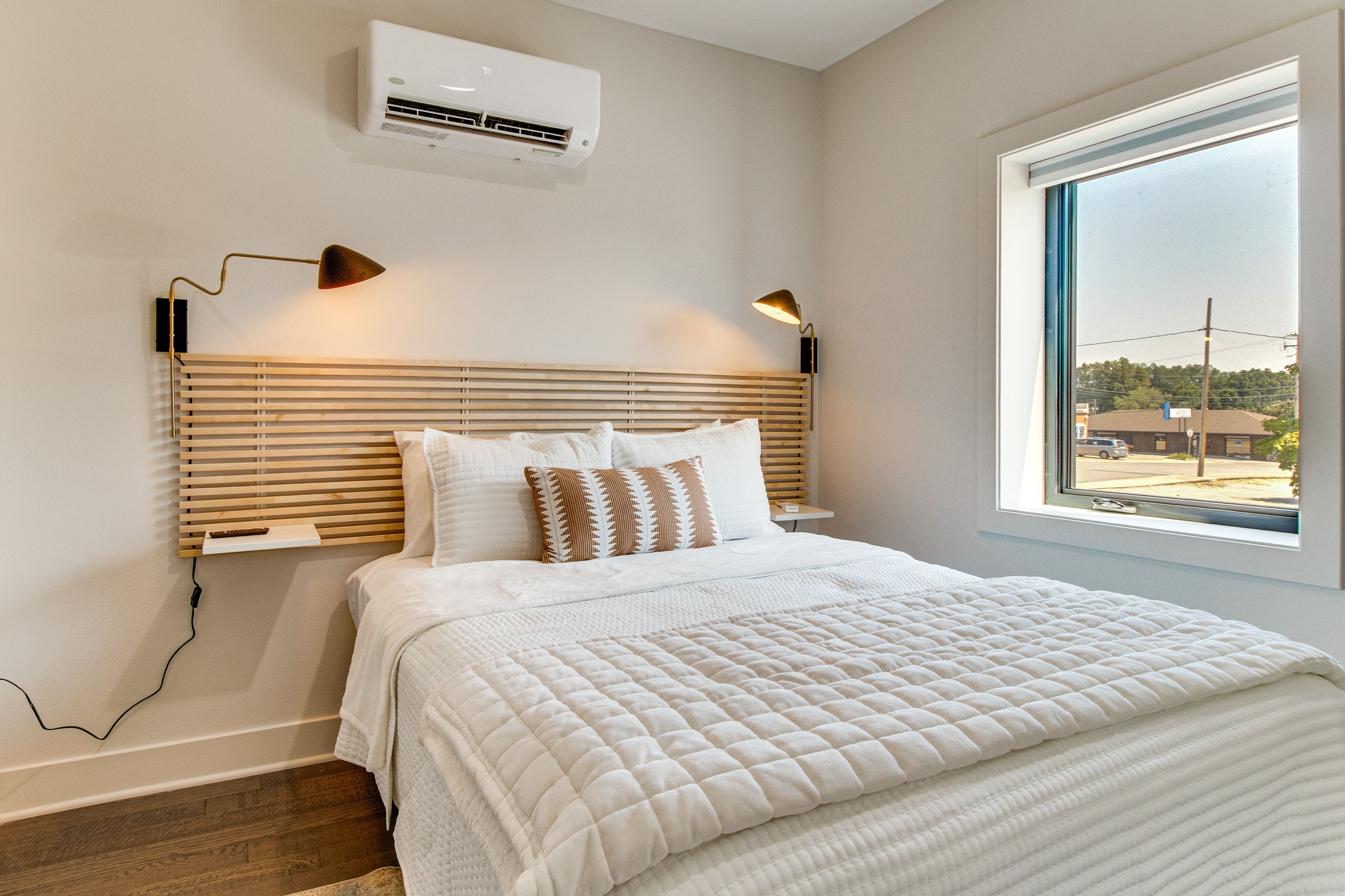 Bedroom 1 | Queen Bed