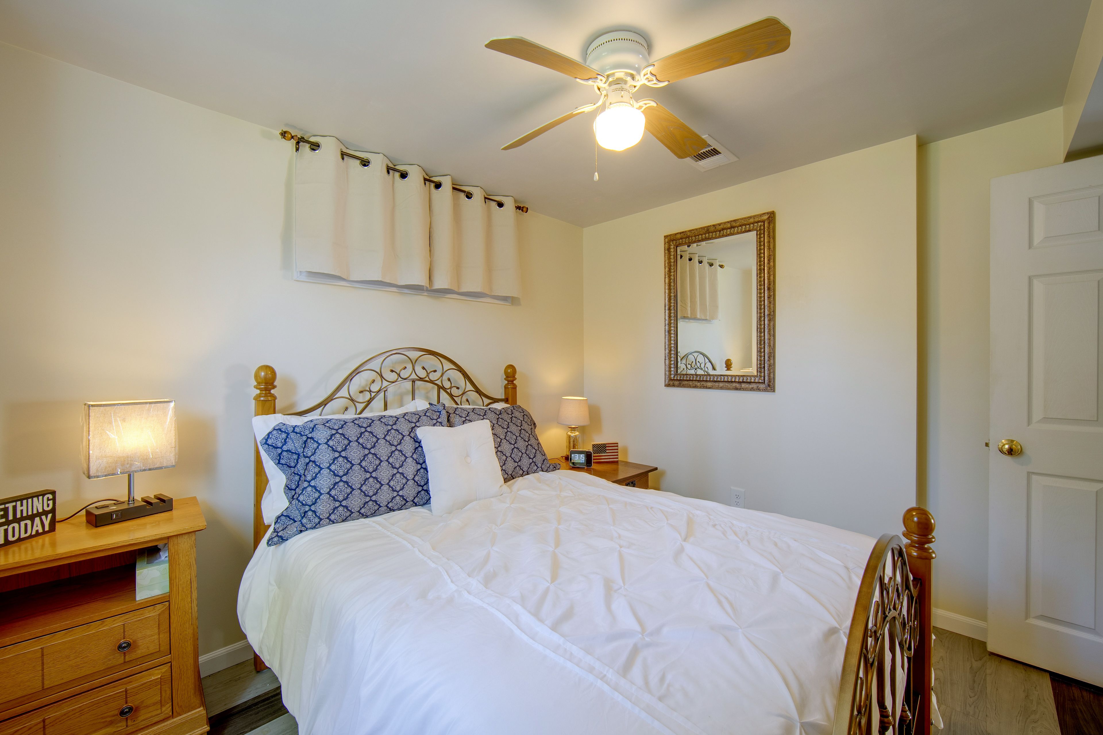 Bedroom | Queen Bed