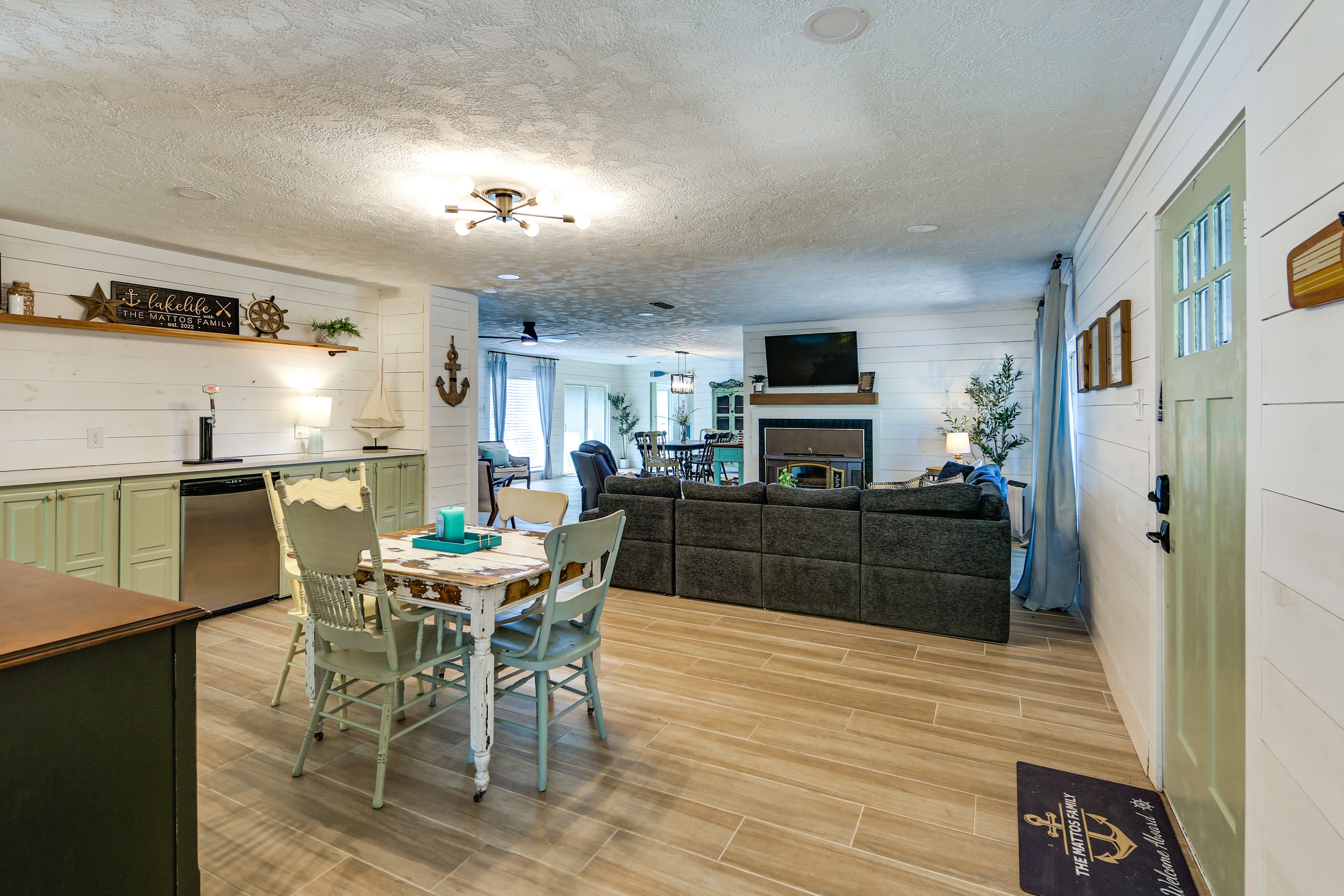 Dining Nook | Bar Area | Dishwasher