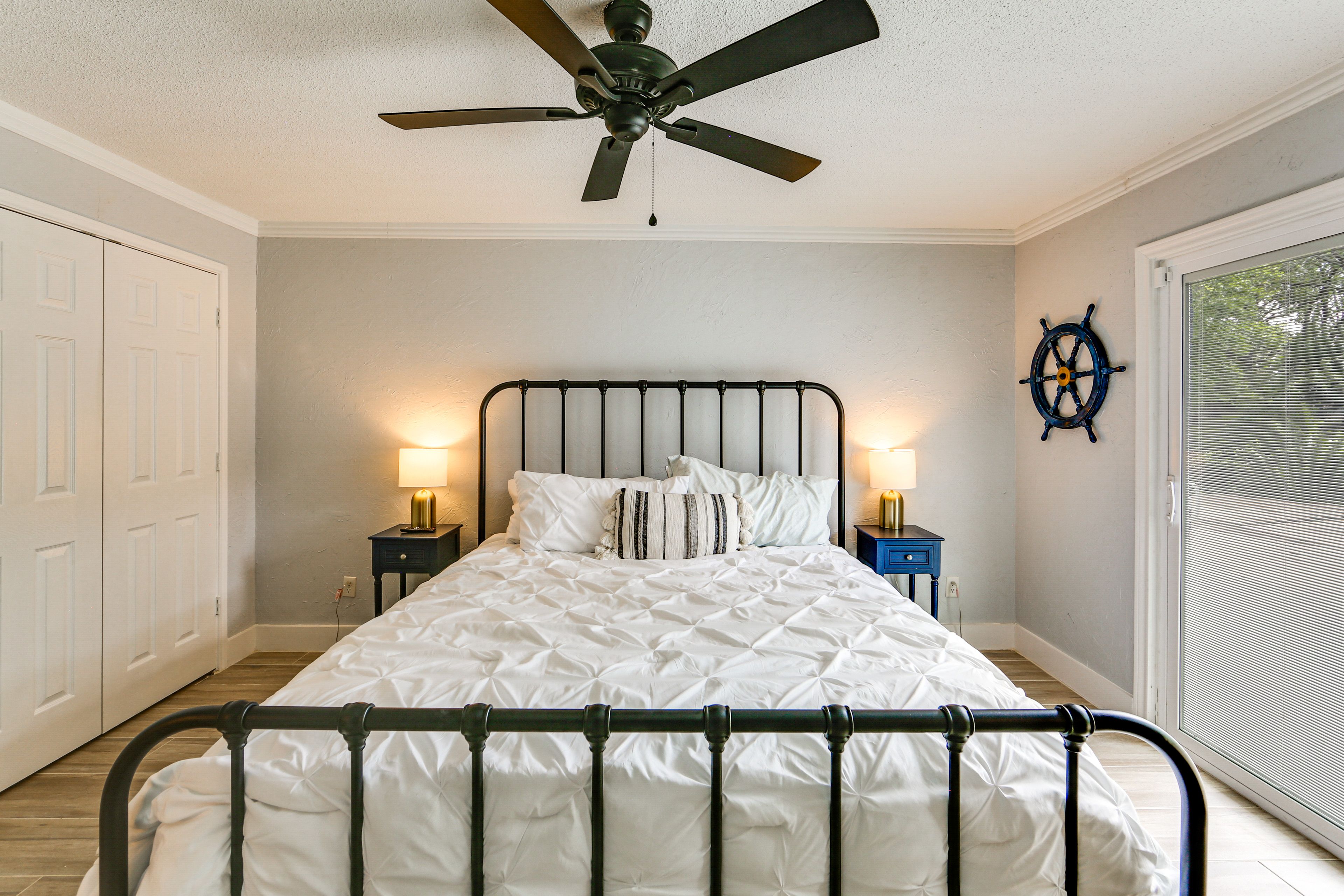 Bedroom | Queen Bed