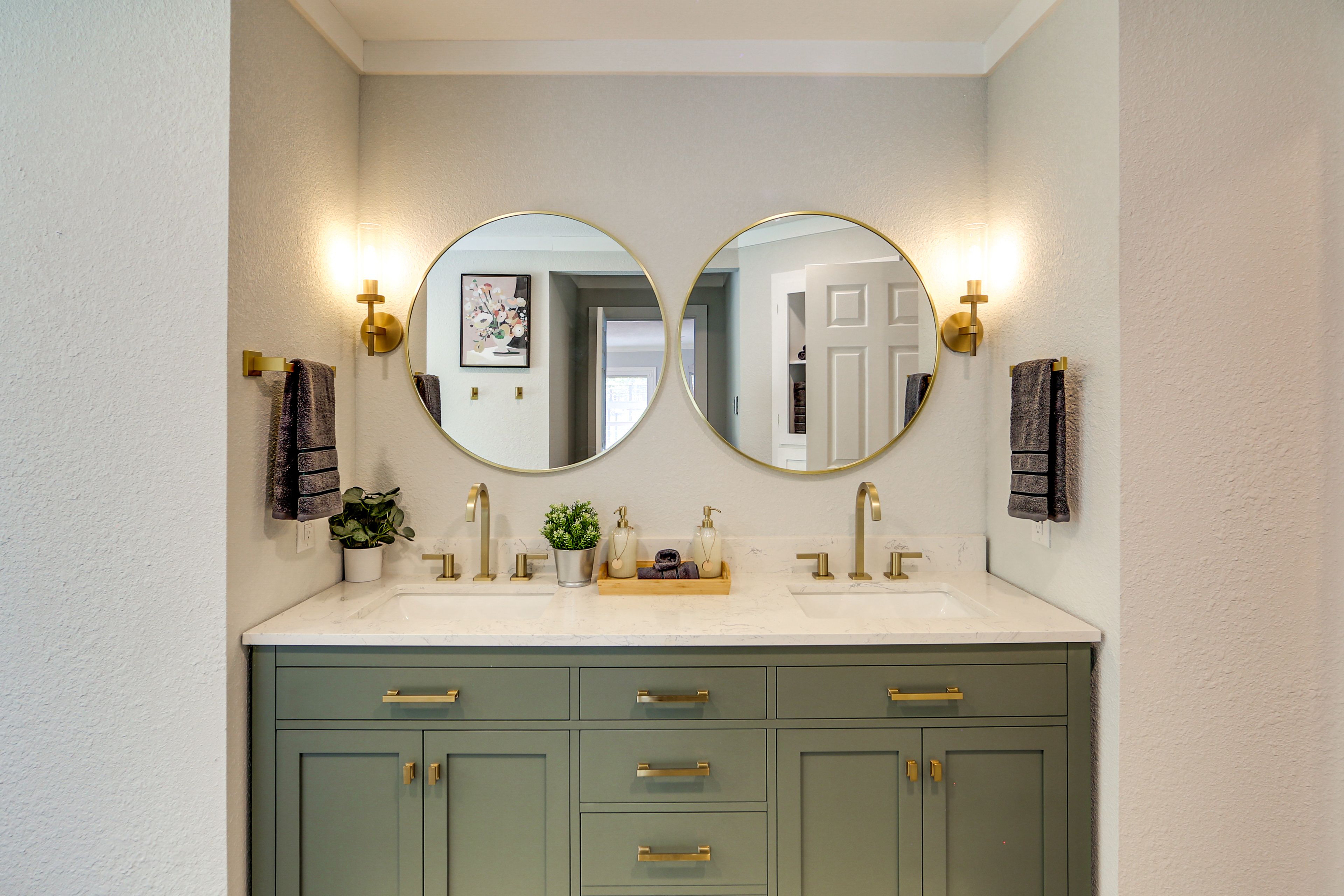 Full Bathroom | Towels & Linens Provided
