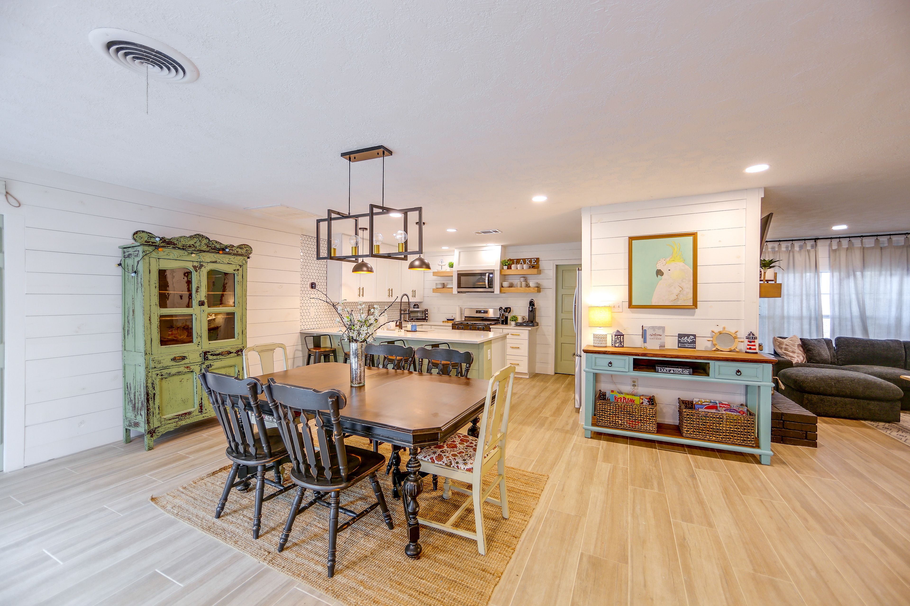 Dining Area | Dishes & Flatware Provided