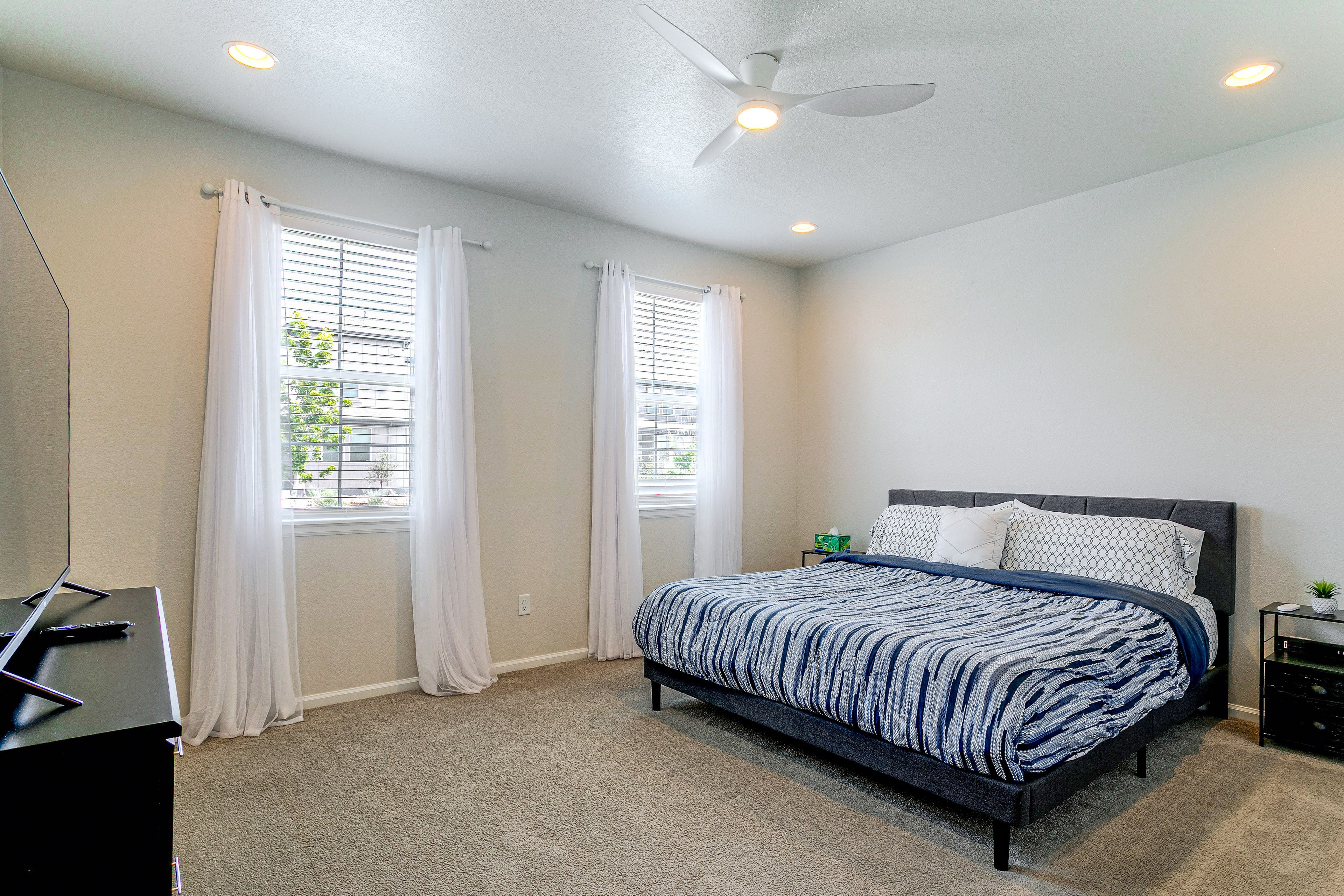 Bedroom | King Bed