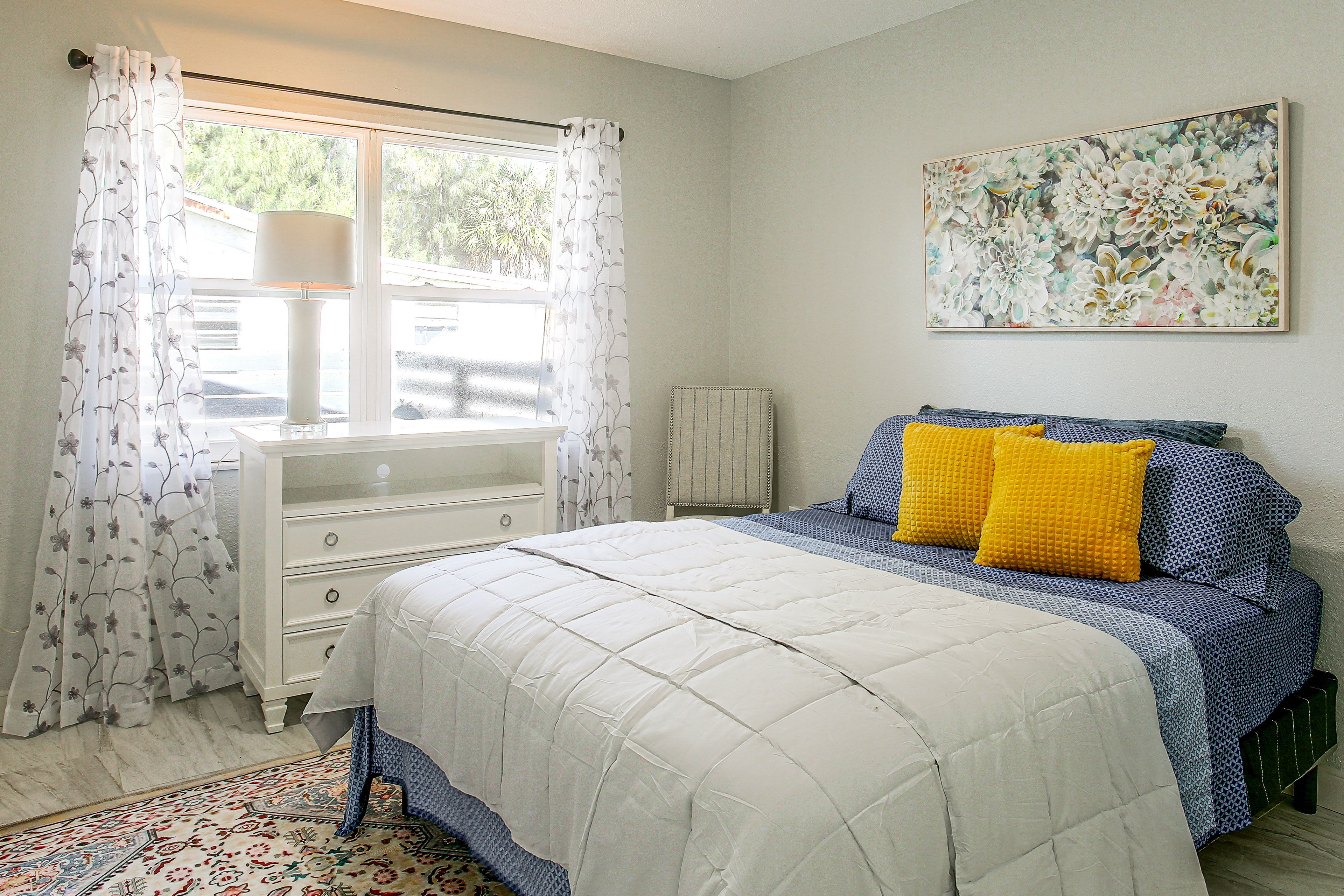 Bedroom | Queen bed