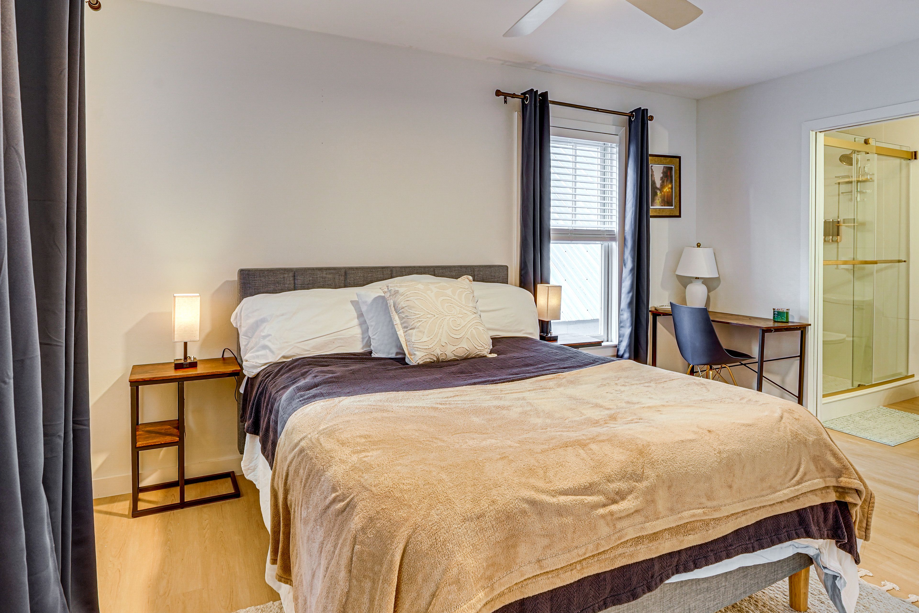 Bedroom | Queen Bed