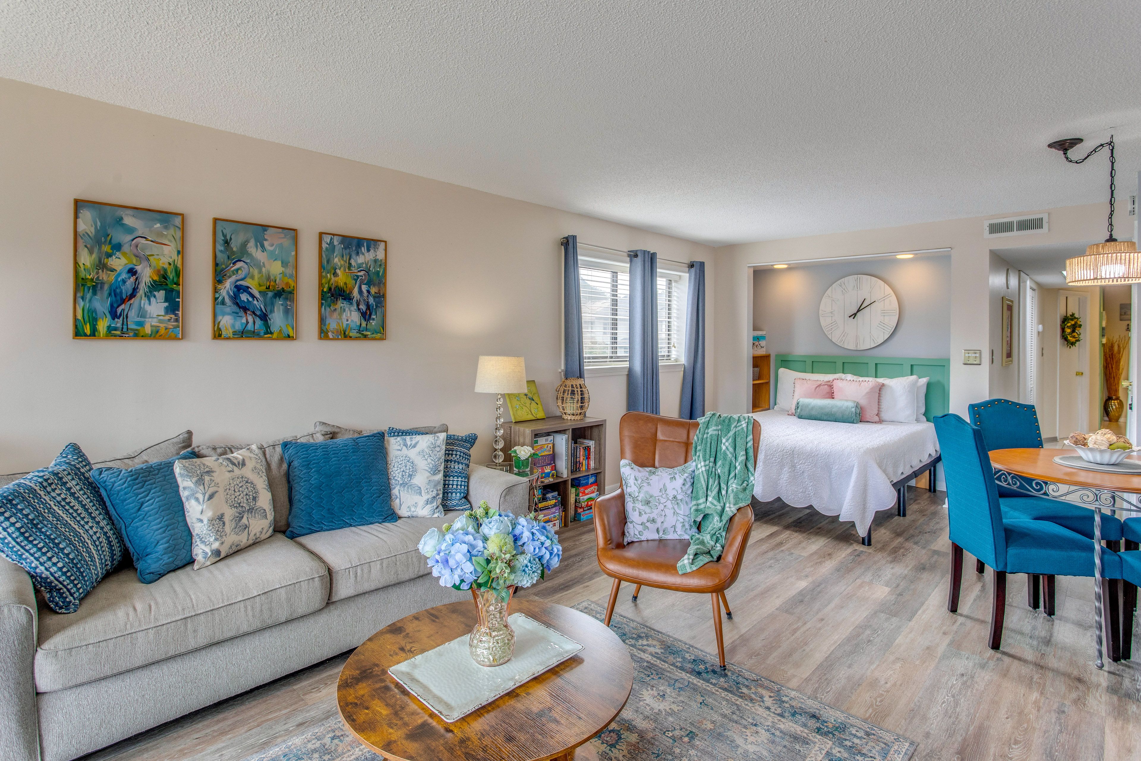 Living Room | Queen Bed