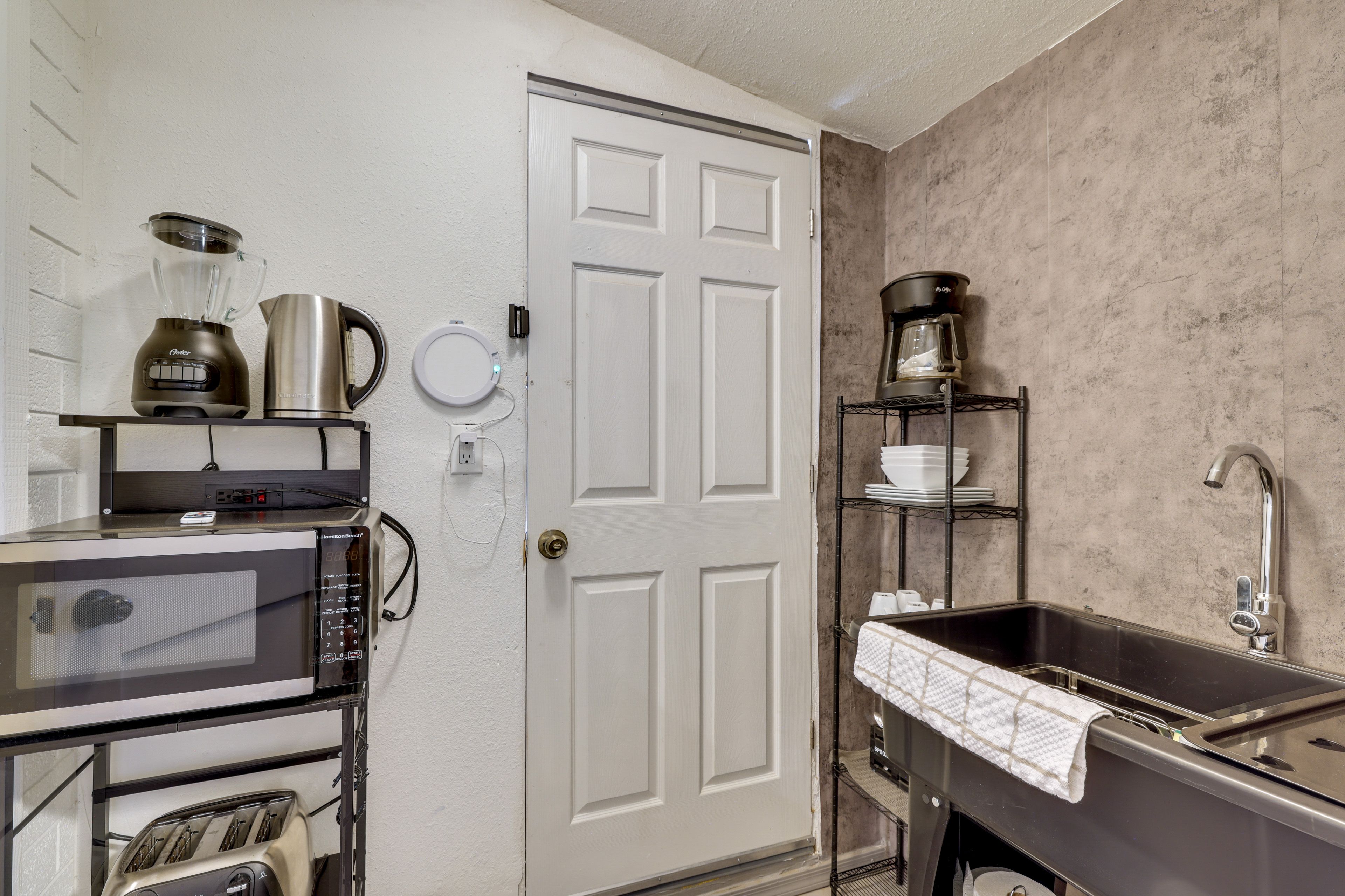 Kitchenette | Single-Story Studio