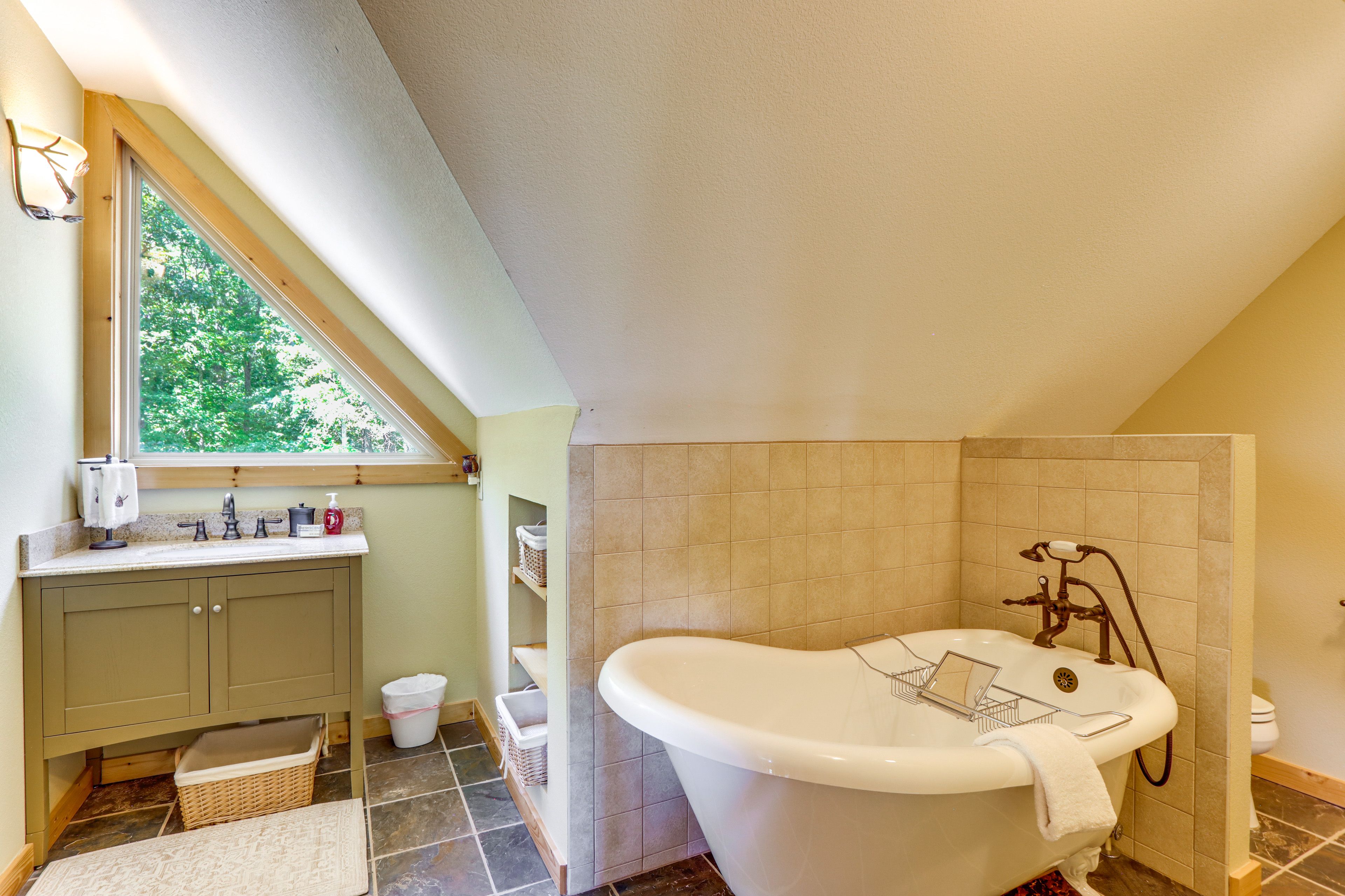 Full Bathroom | Upper Level