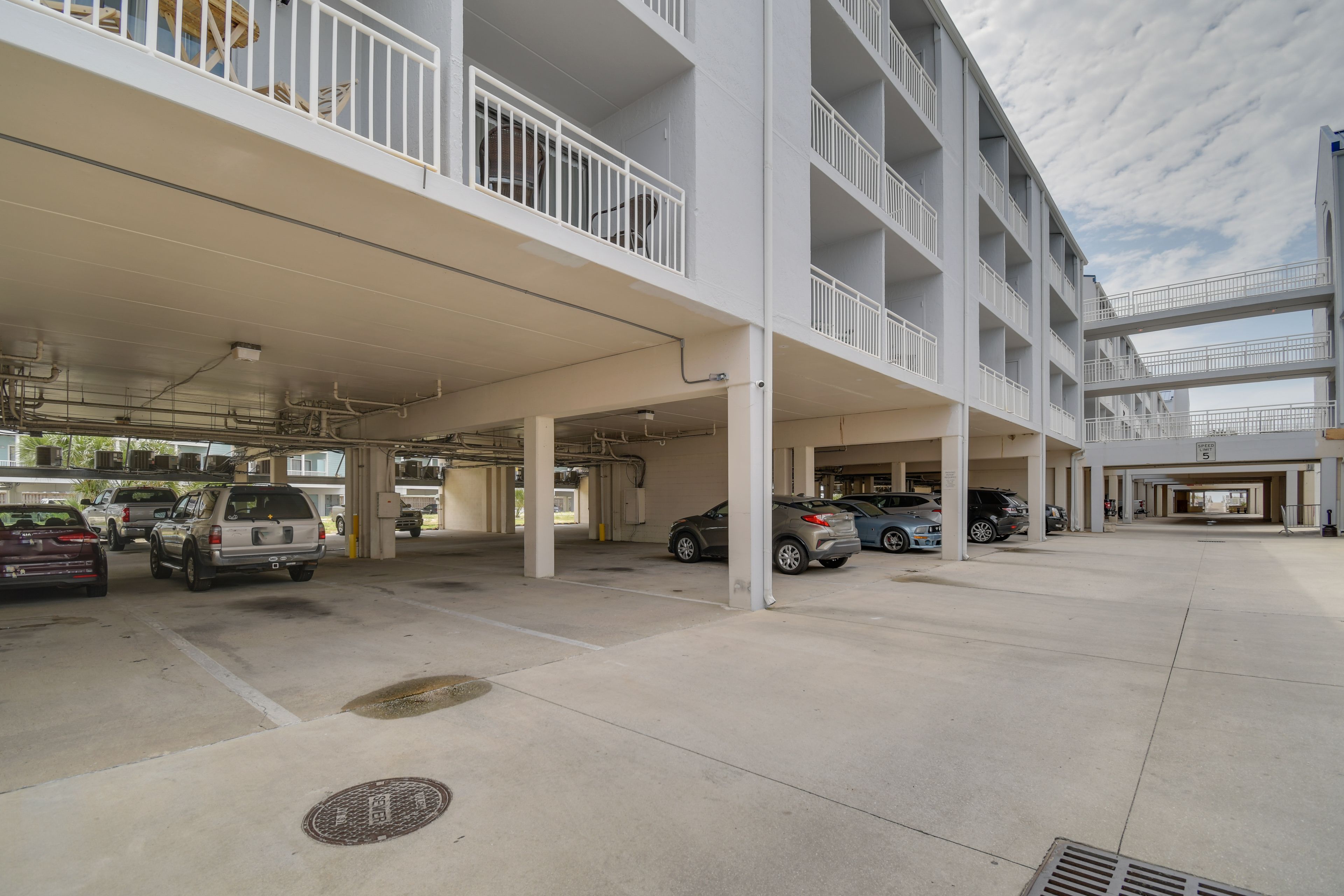 Community Parking Garage | 1 Vehicle