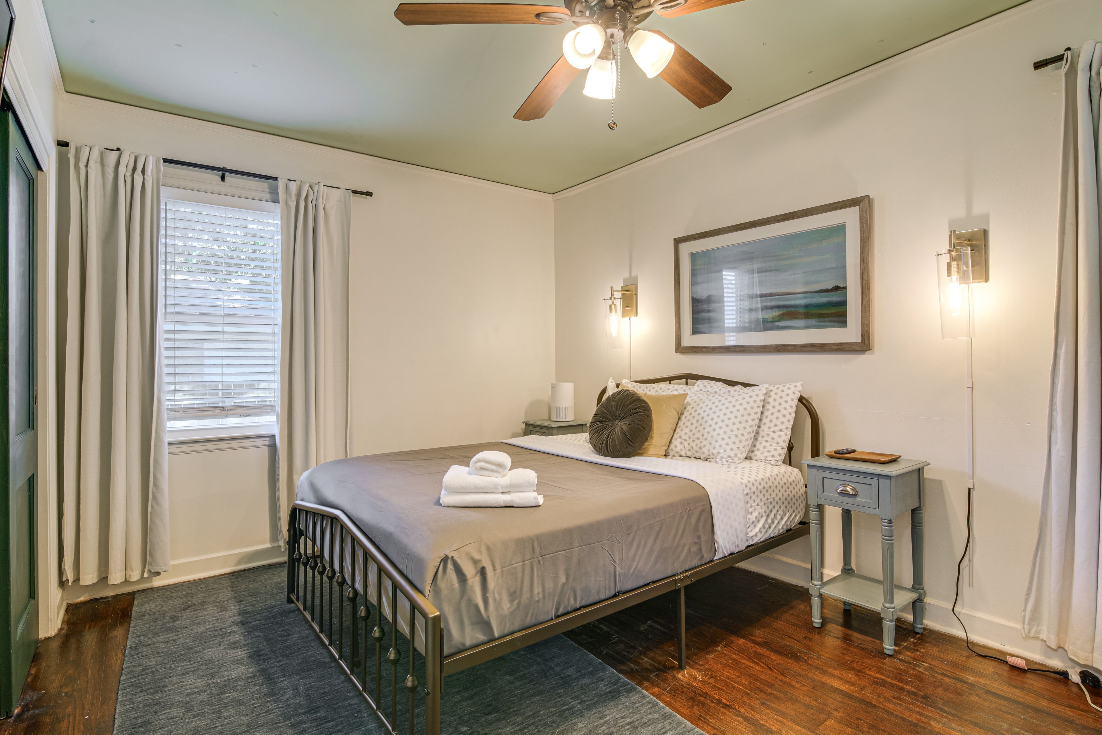Bedroom 1 | Queen Bed