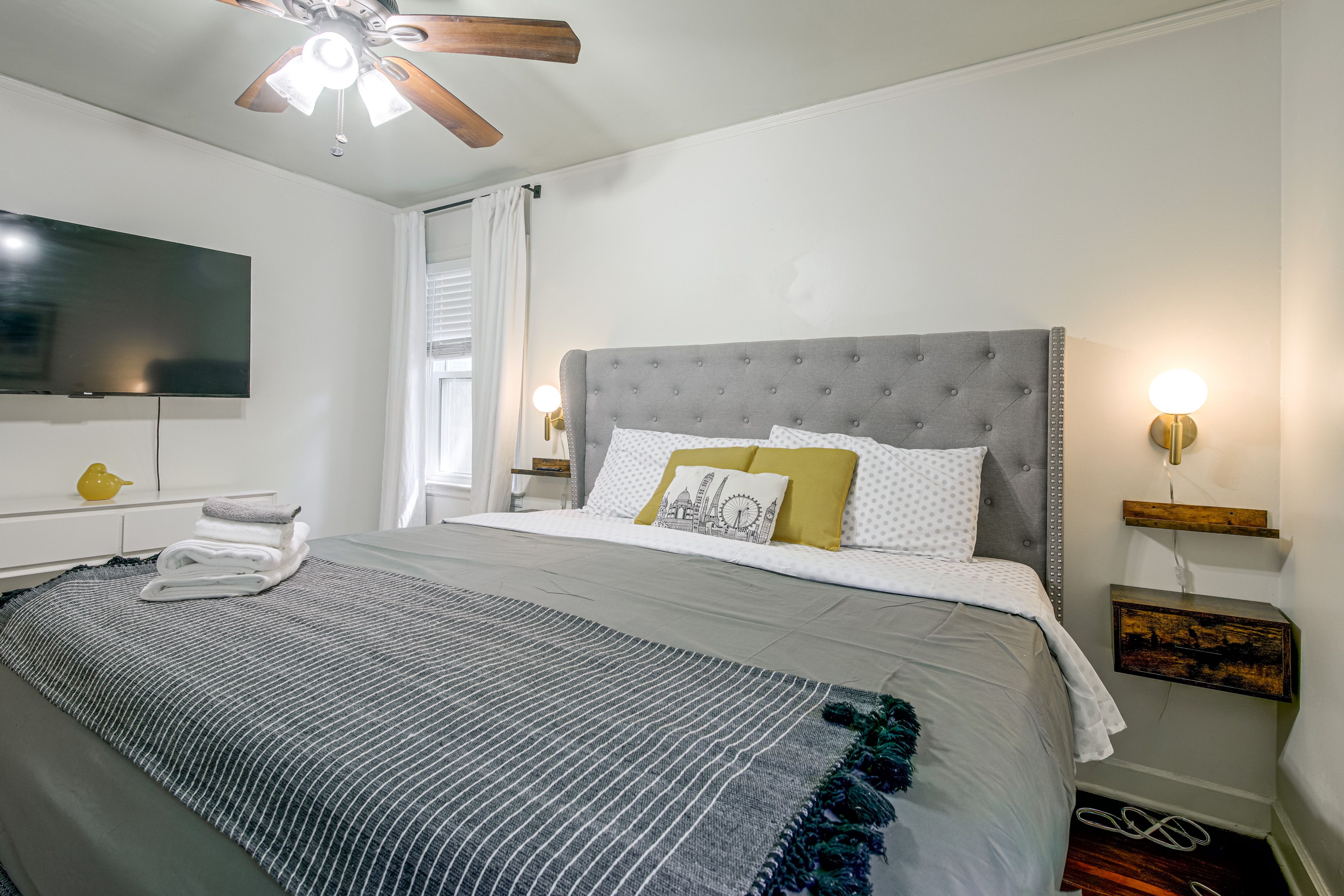 Bedroom 1 | King Bed
