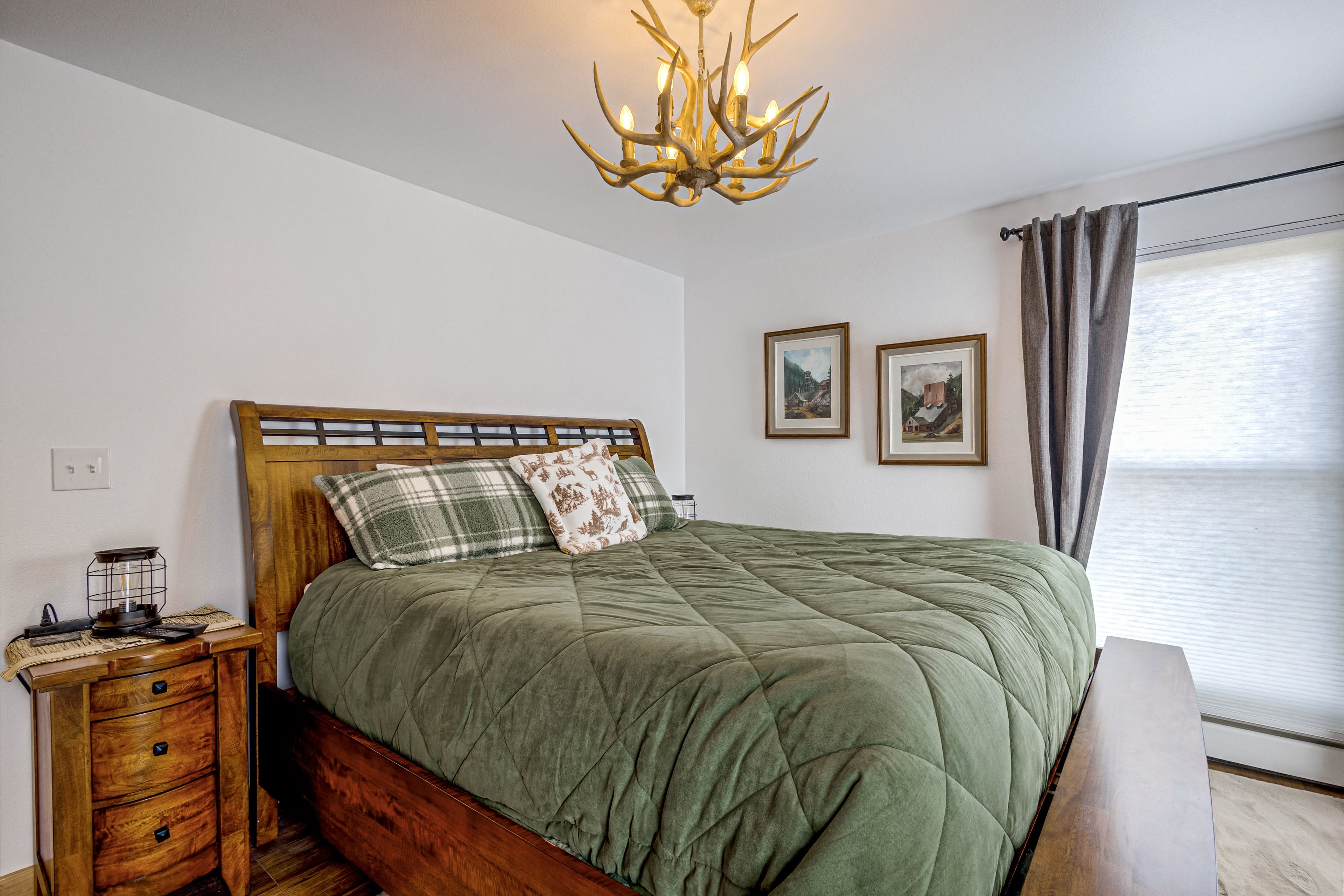 Bedroom 1 | King Bed | Smart TV